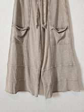 Load image into Gallery viewer, Easel Wide Leg Pants (M)
