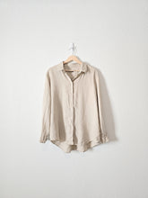 Load image into Gallery viewer, Quince Linen Button Up Shirt (L)
