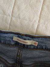 Load image into Gallery viewer, Levi&#39;s Wedgie Straight Jeans (25)
