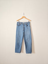 Load image into Gallery viewer, Levi&#39;s Ribcage Straight Jeans (31)
