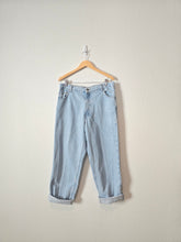 Load image into Gallery viewer, Vintage Light Wash Jeans (34)
