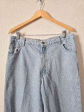 Load image into Gallery viewer, Vintage Light Wash Jeans (34)
