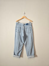 Load image into Gallery viewer, Vintage Light Wash Jeans (34)
