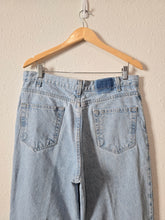 Load image into Gallery viewer, Vintage Light Wash Jeans (34)
