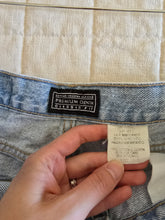 Load image into Gallery viewer, Vintage Light Wash Jeans (34)
