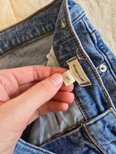 Load image into Gallery viewer, Madewell High Rise Flare Jeans (27)
