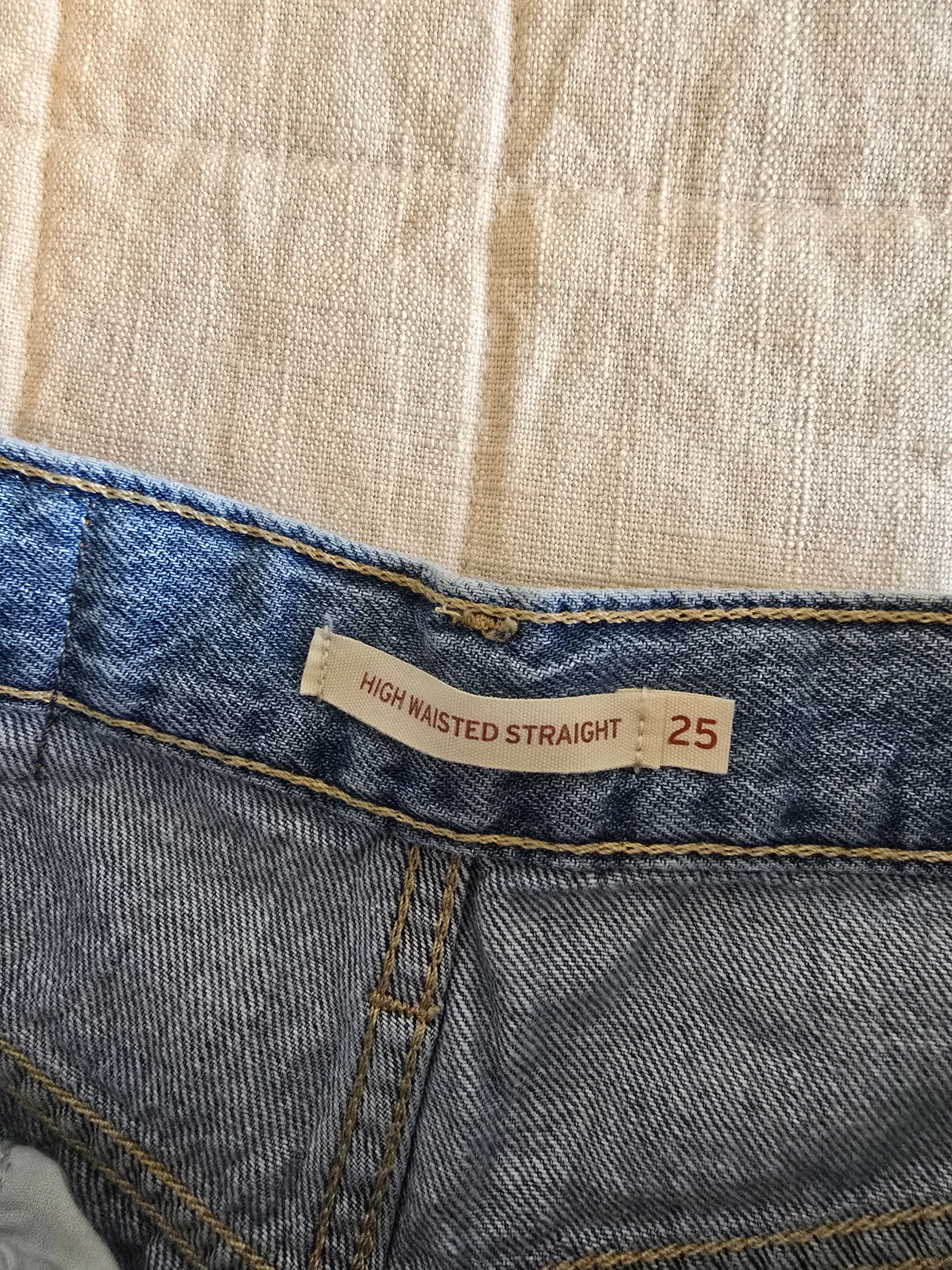 Levi's High Waisted Straight Jeans (25)