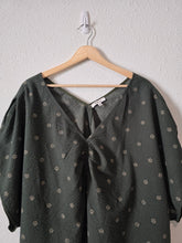 Load image into Gallery viewer, Madewell Forest Green Floral Top (24W)
