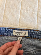 Load image into Gallery viewer, Abercrombie 90s Relaxed Jeans (27/4)
