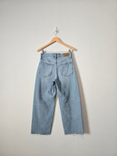 Load image into Gallery viewer, Madewell Perfect Wide Leg Jeans (26)
