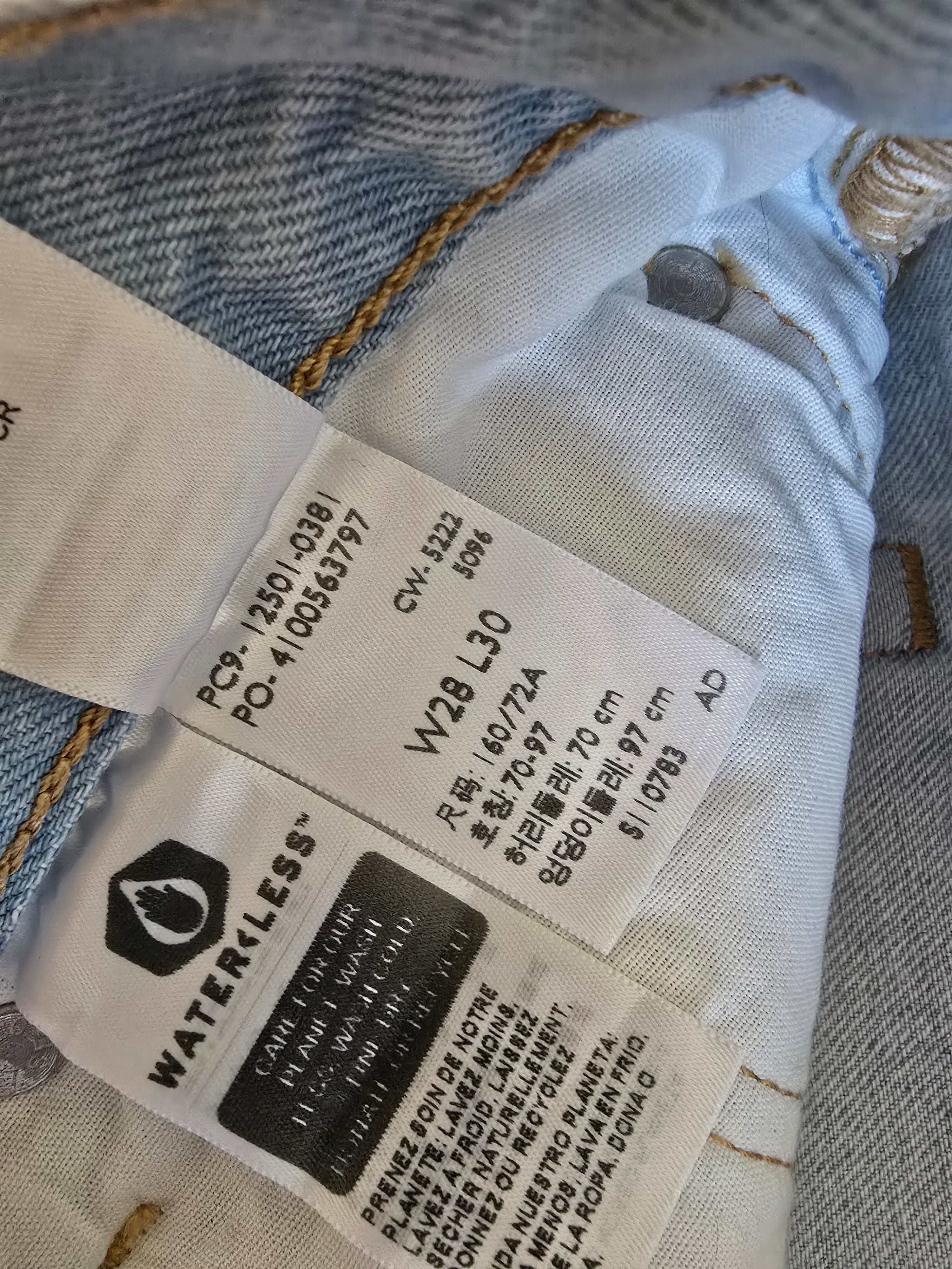 Levi's Light Wash Straight Jeans (28)