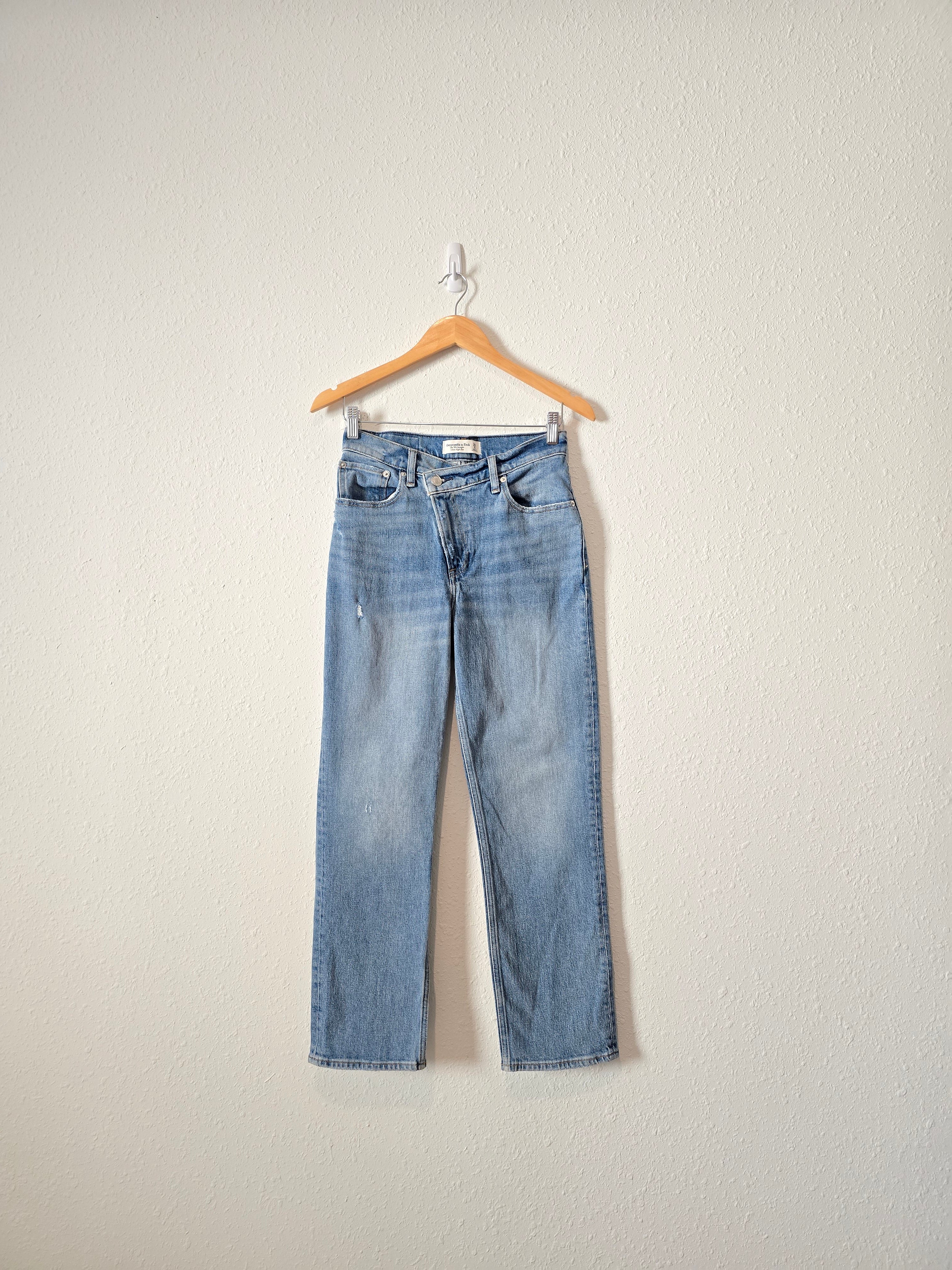 NEW Abercrombie 90s Straight Jeans (26/2 short)