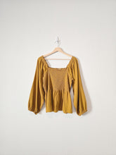 Load image into Gallery viewer, Madewell Smocked Puff Sleeve Top (16)
