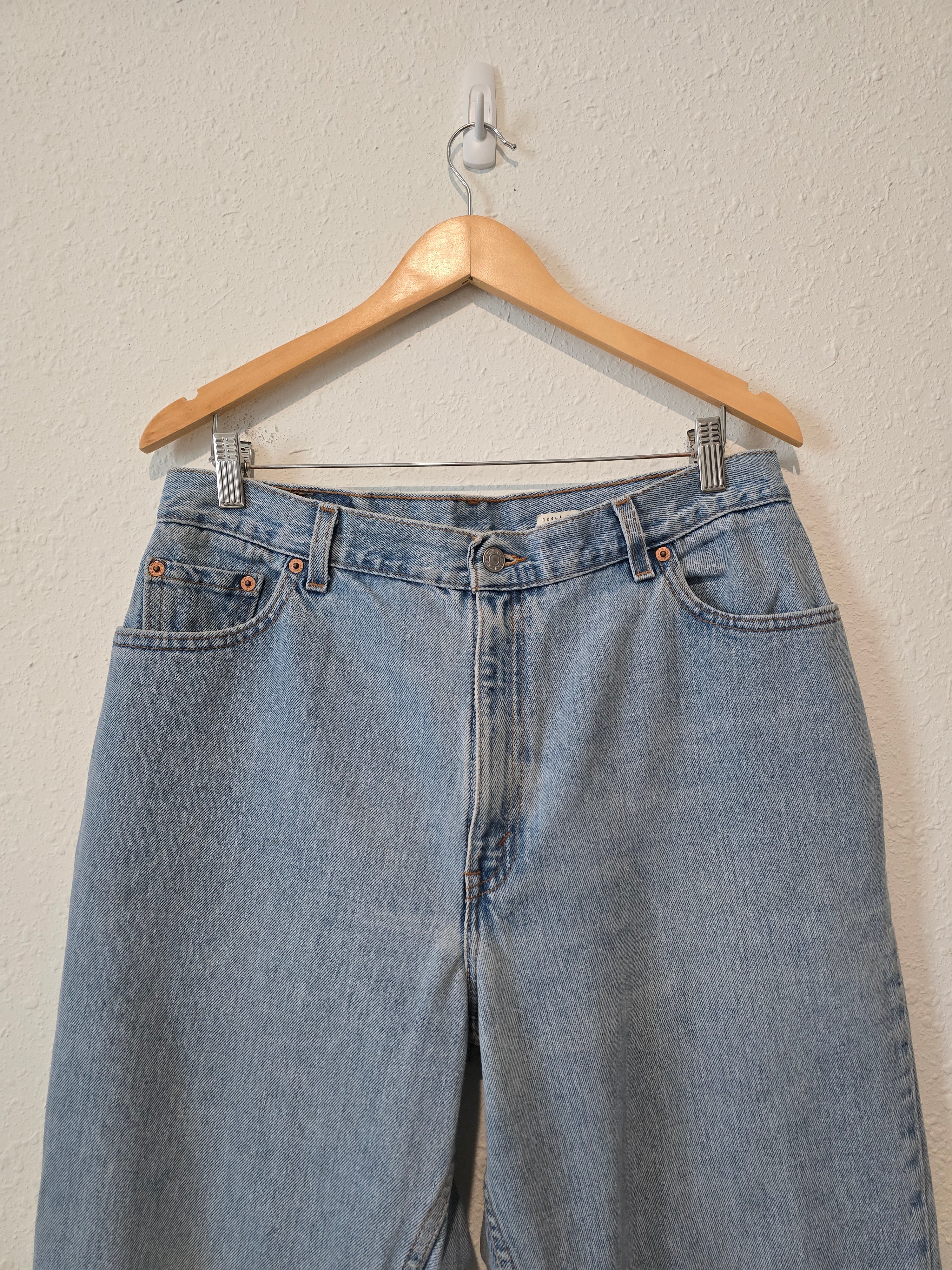 Vintage Levi's Light Wash Jeans (32)