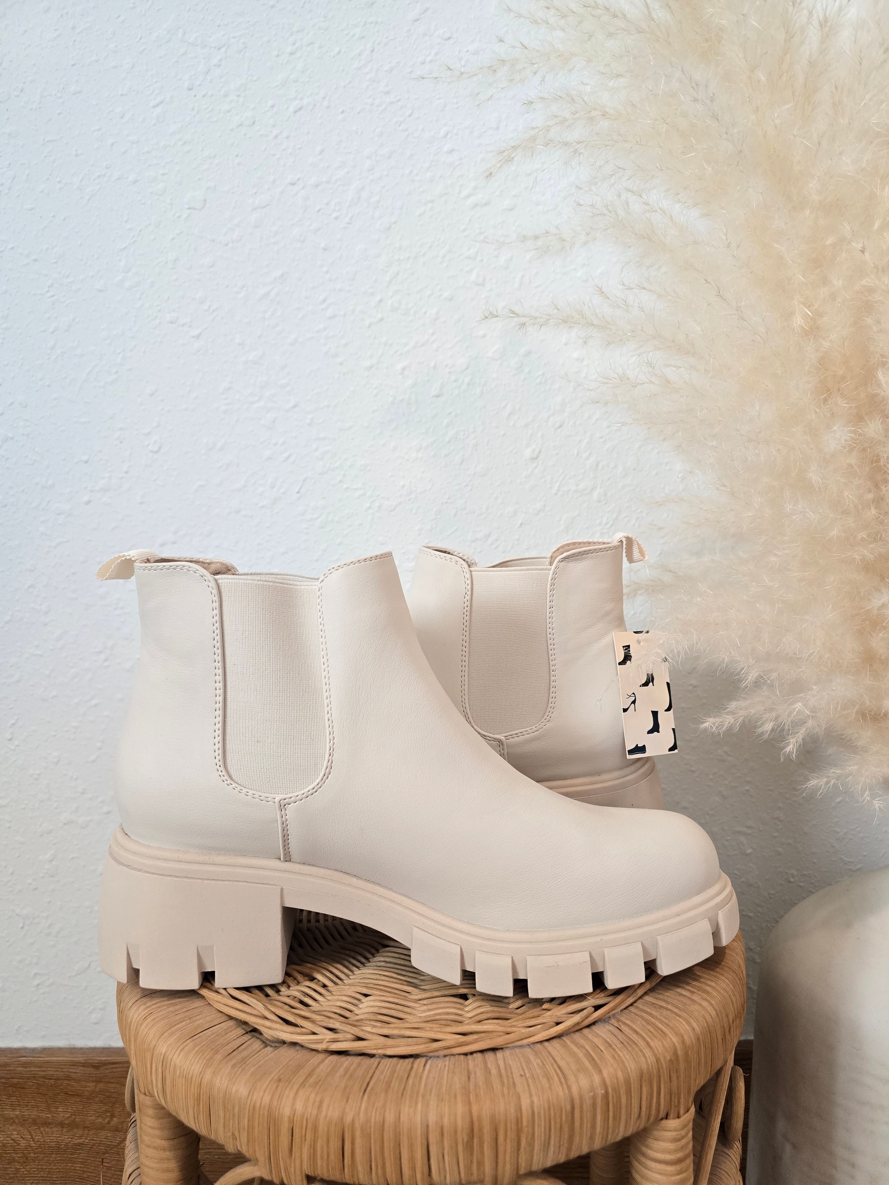 NEW Chunky Cream Booties (9.5)