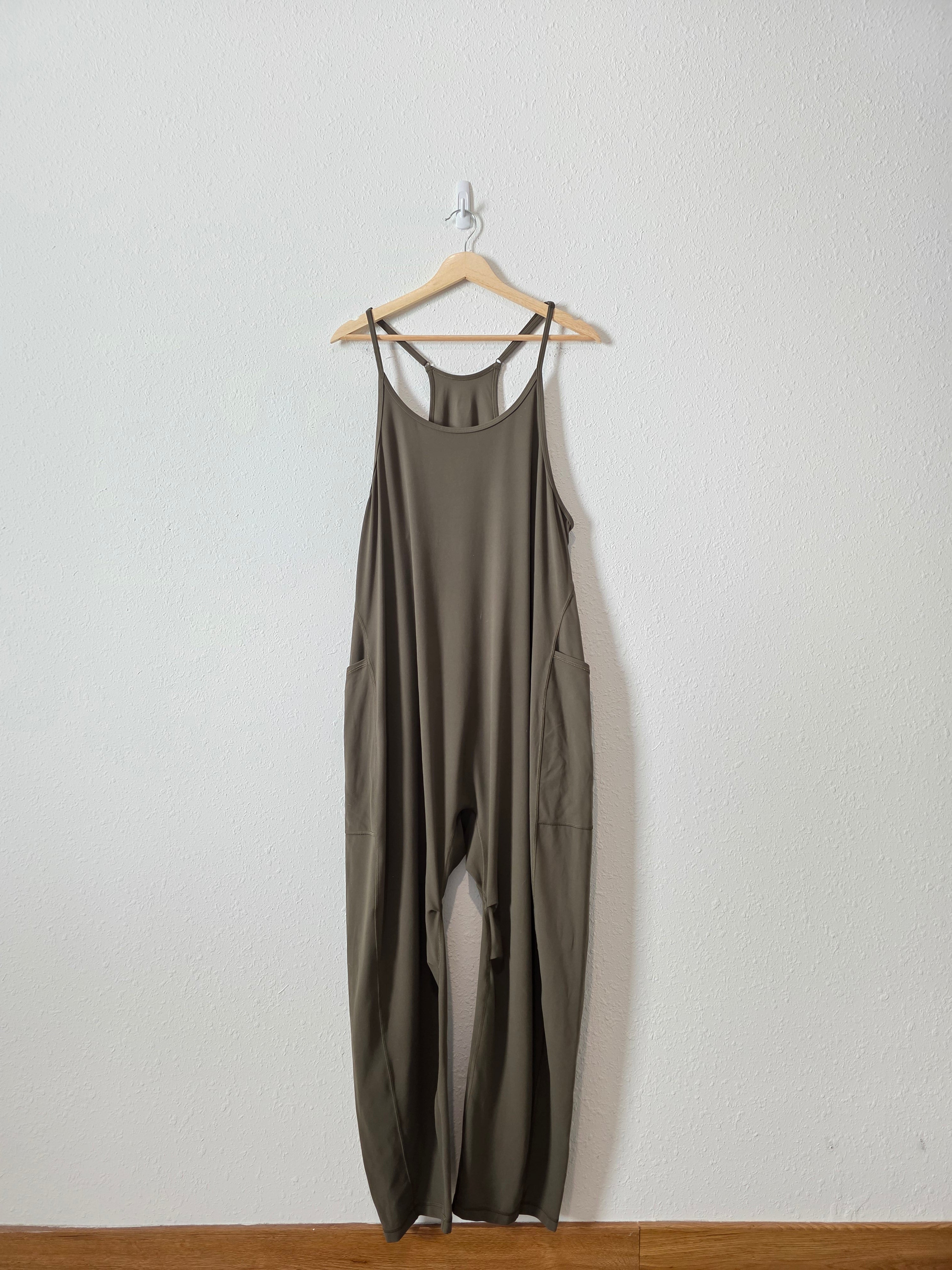 Aritzia Relaxed Barrel Jumpsuit (M)