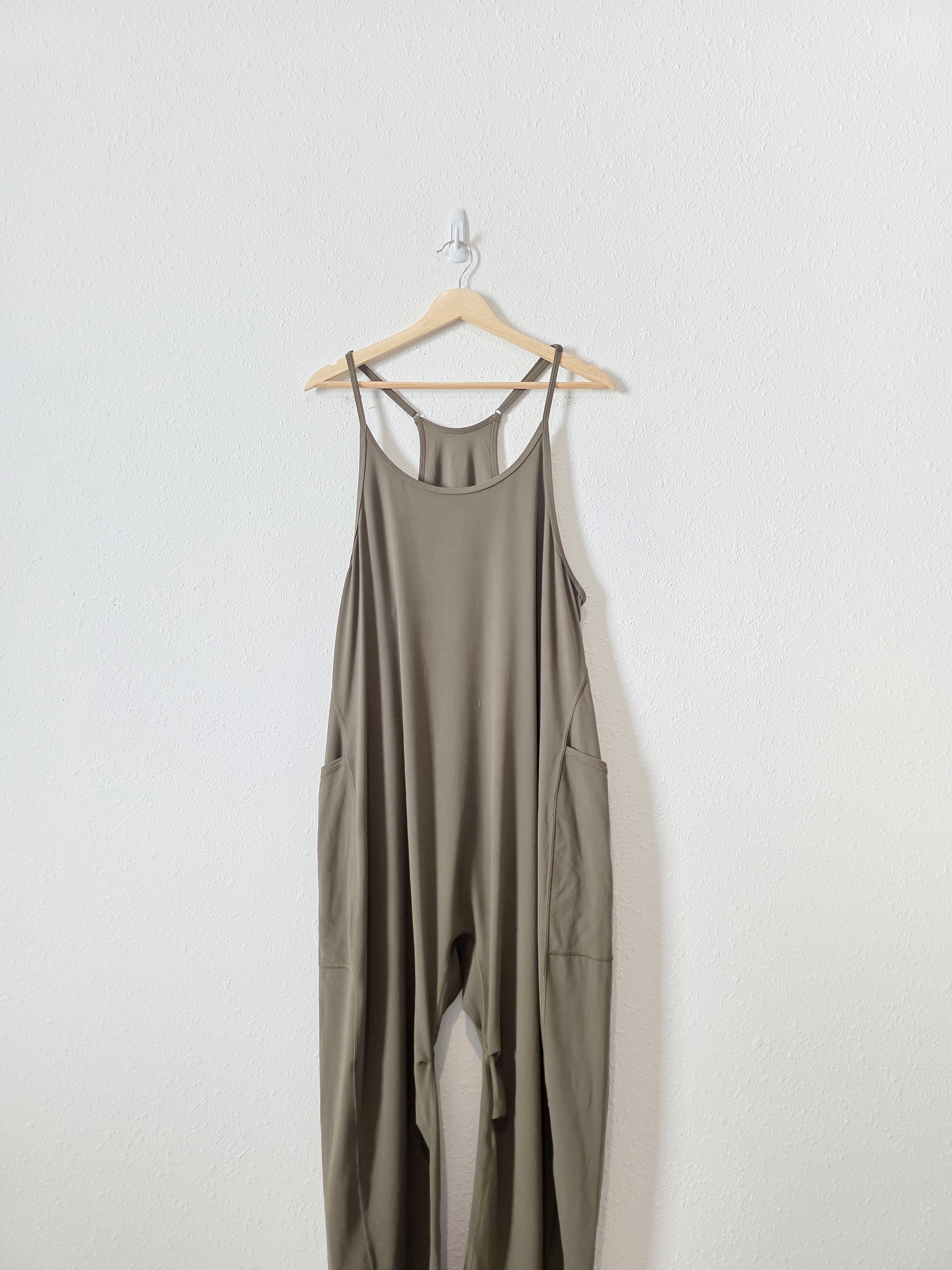 Aritzia Relaxed Barrel Jumpsuit (M)