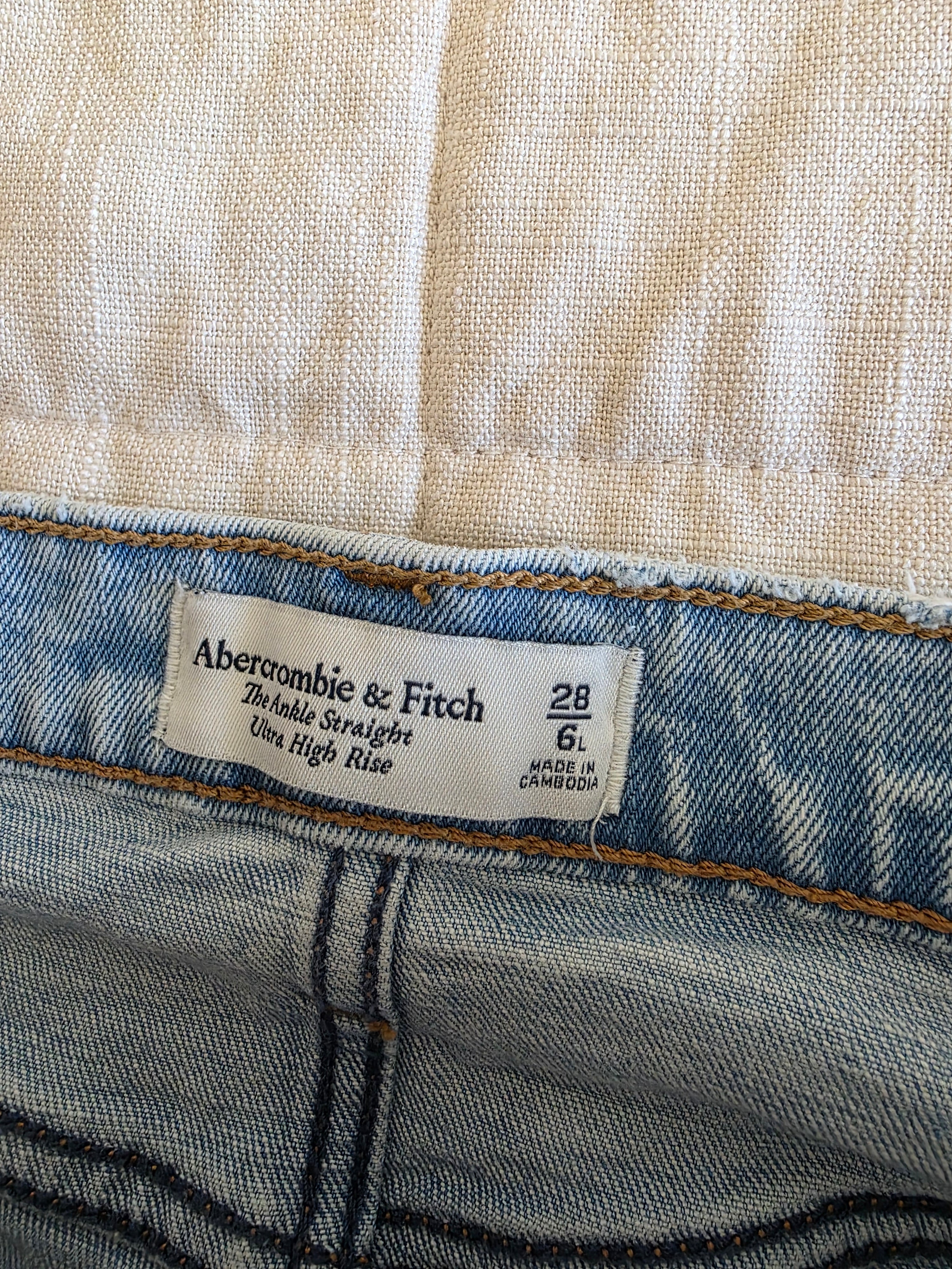 Abercrombie Ankle Straight Jeans (28/6L)