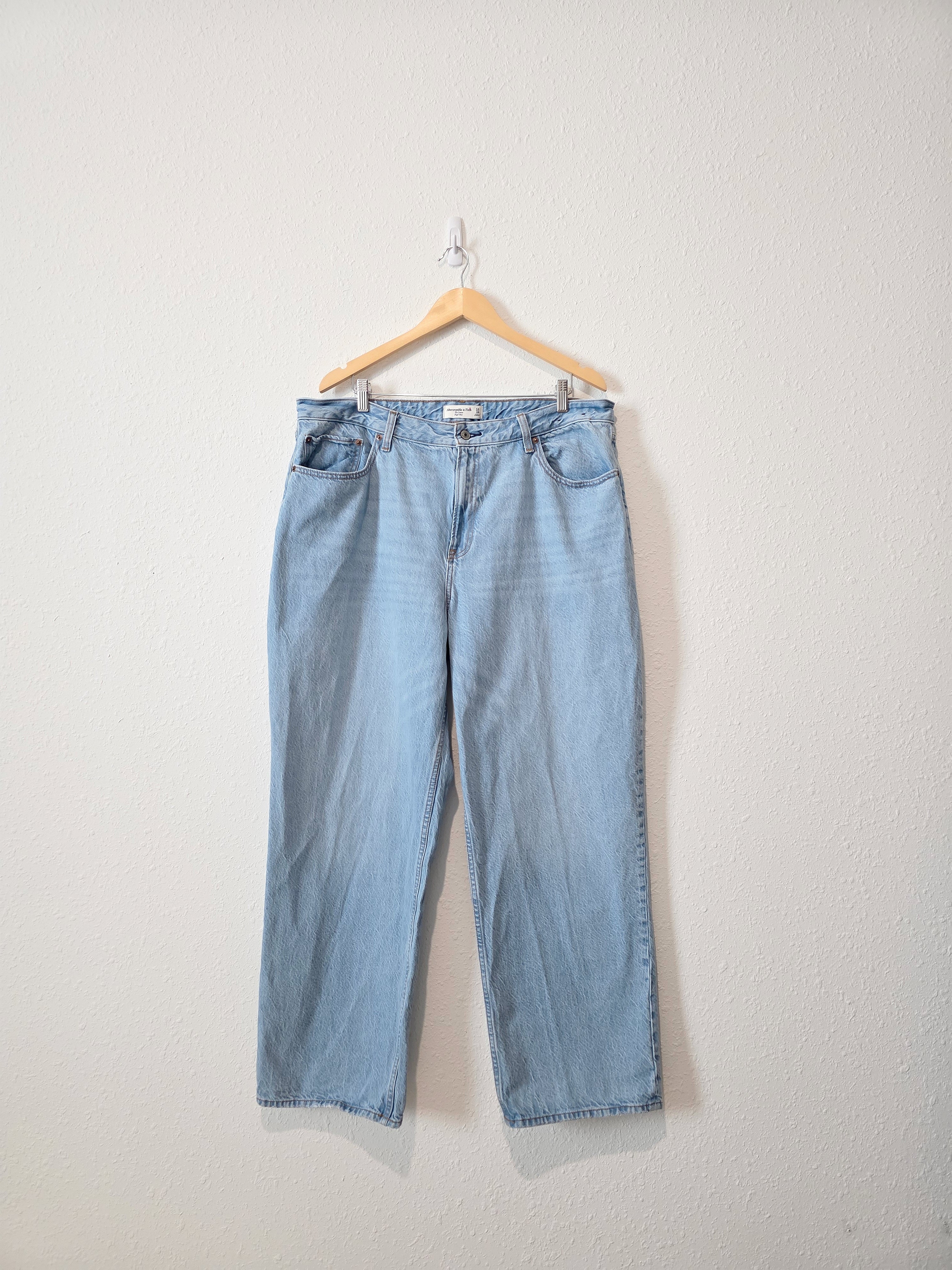 Abercrombie Light Wash Loose Jeans (34/18)