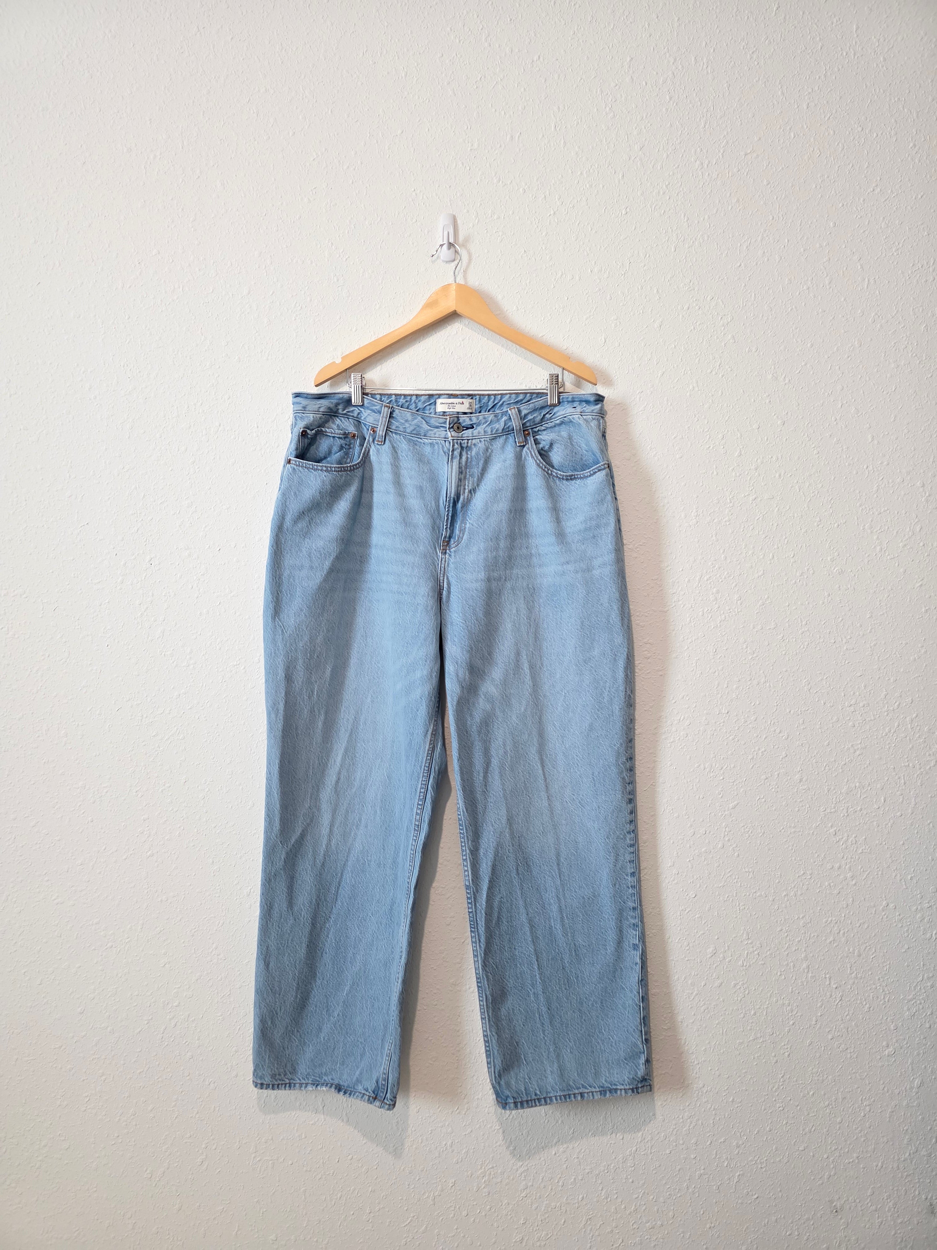 Abercrombie Light Wash Loose Jeans (34/18)