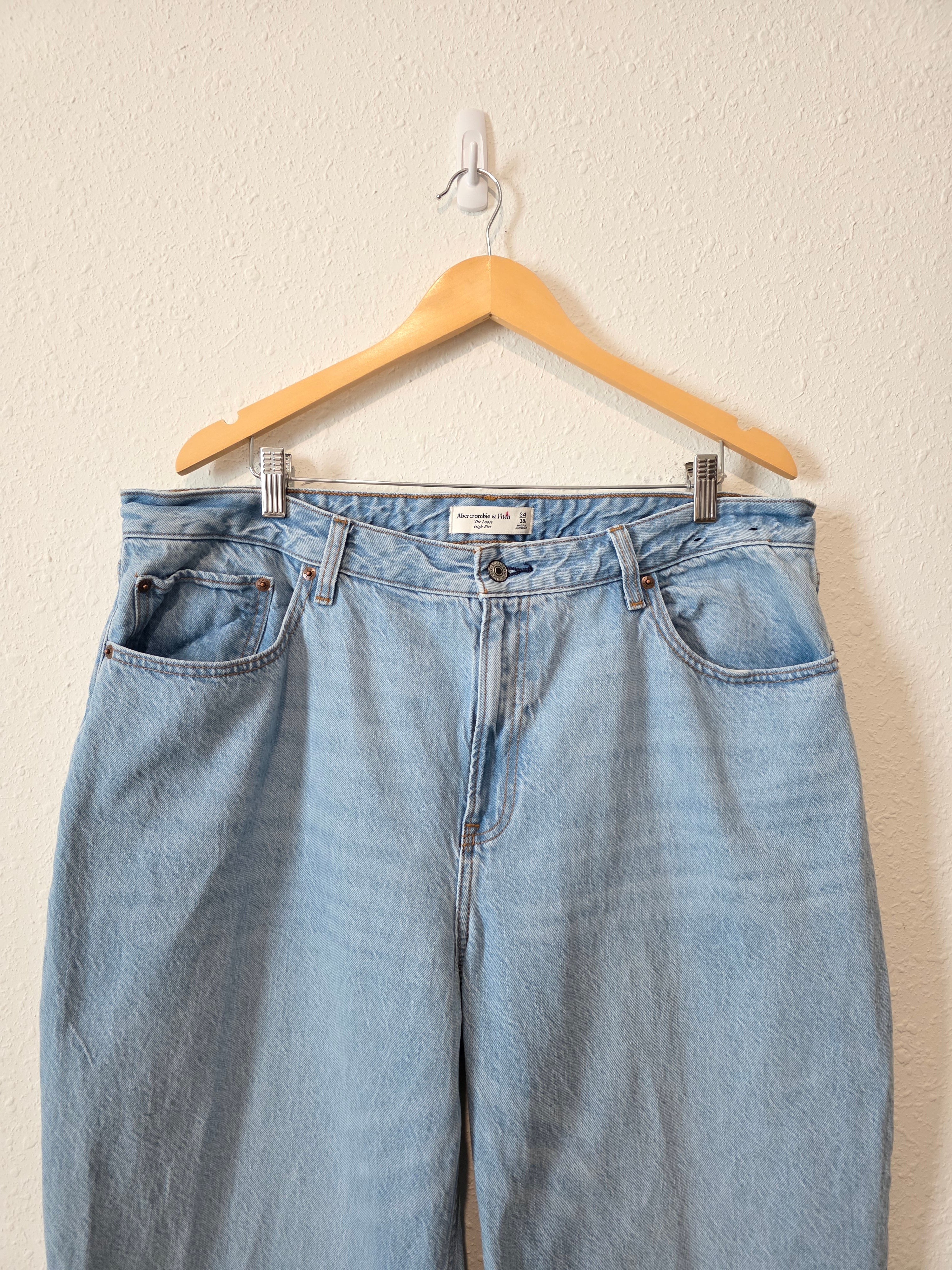 Abercrombie Light Wash Loose Jeans (34/18)