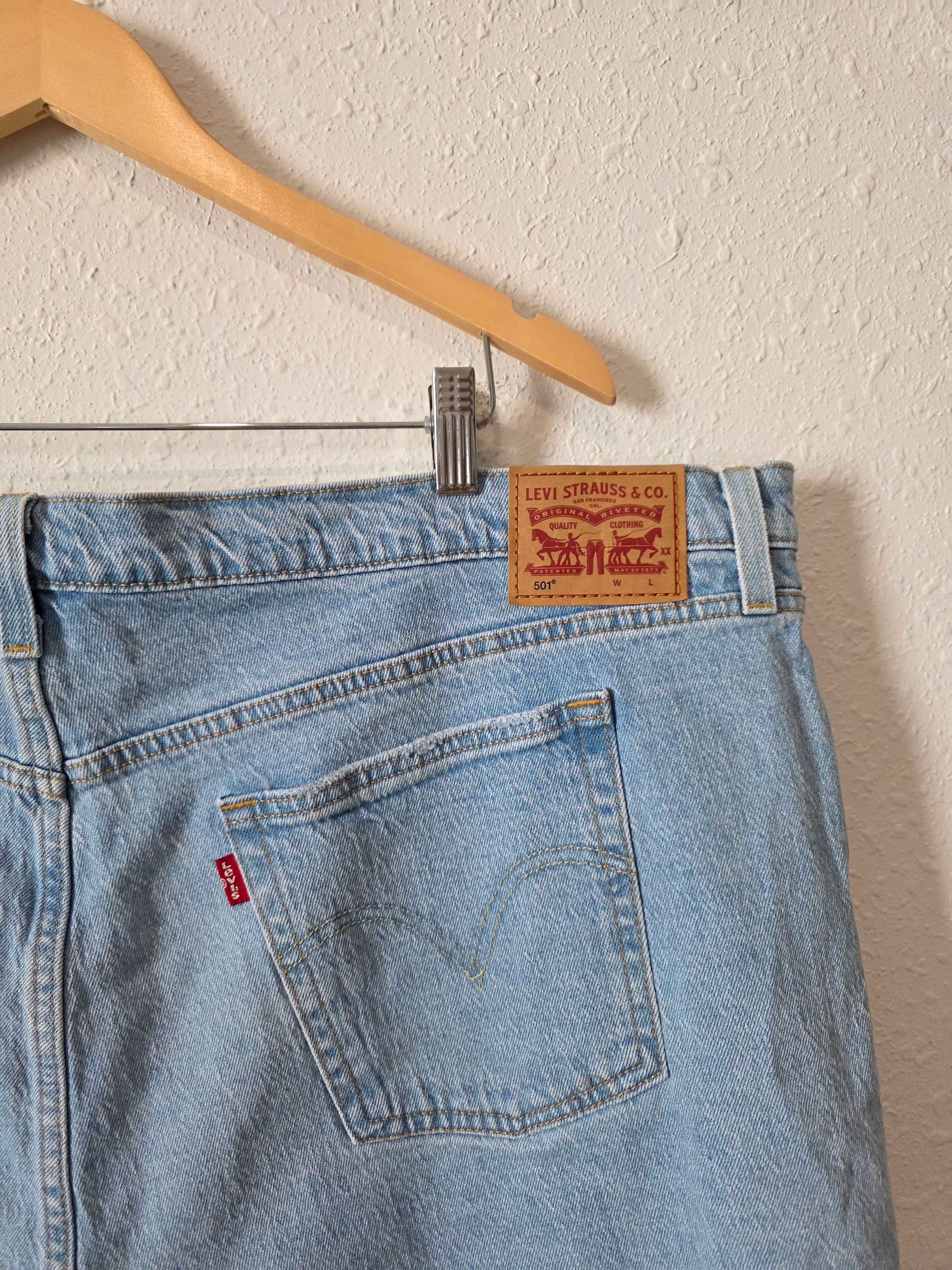 Levi's Light Wash Denim Shorts (24W)