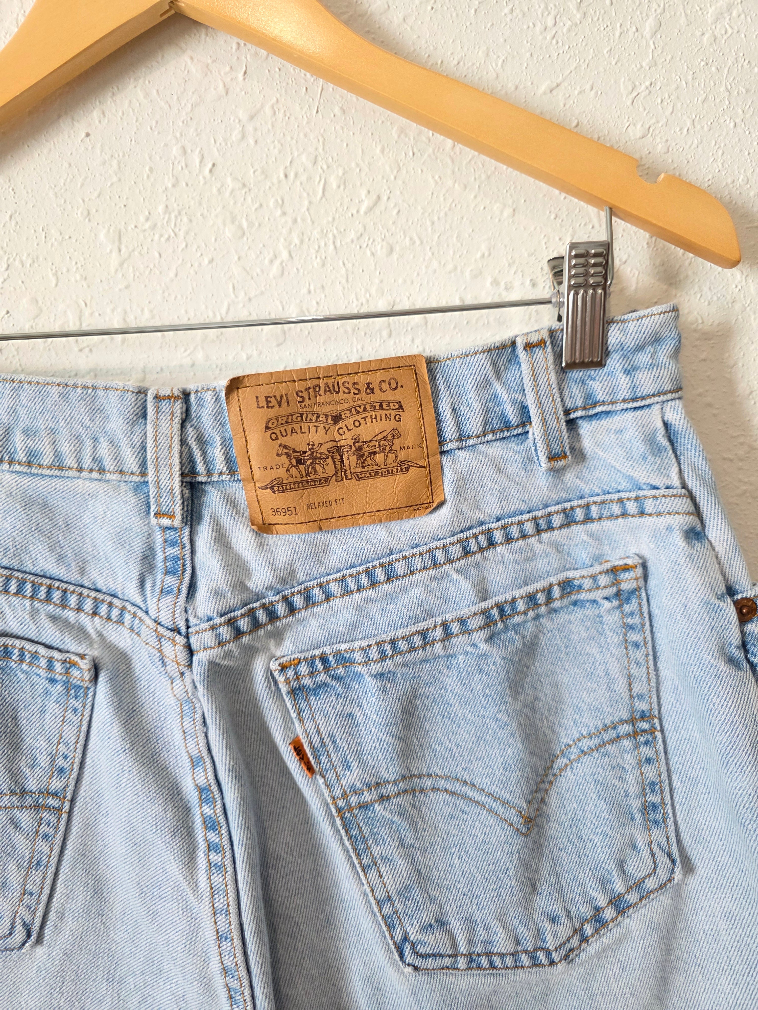 Vintage Levi's Light Wash Shorts (30)
