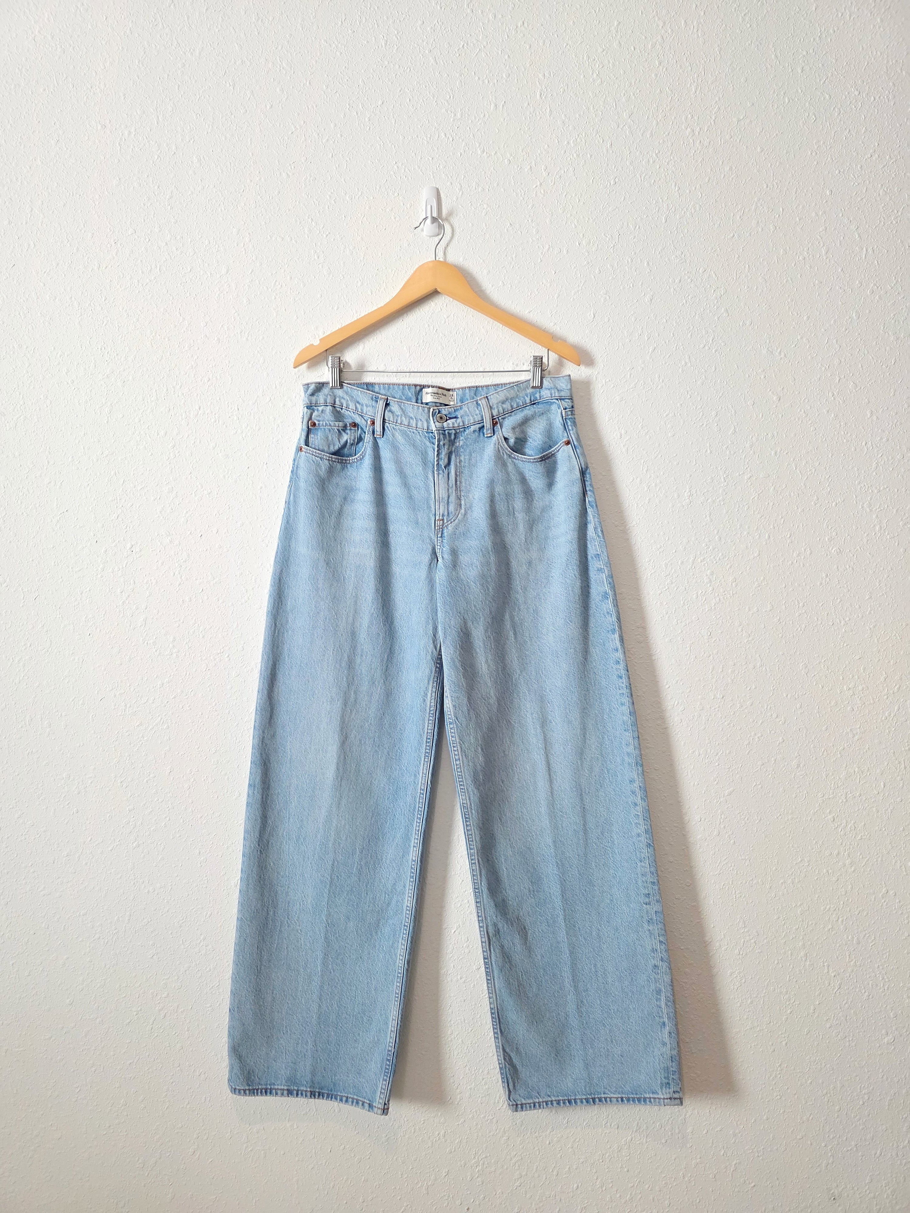 Abercrombie Light Wash Loose Jeans (28/6 long)