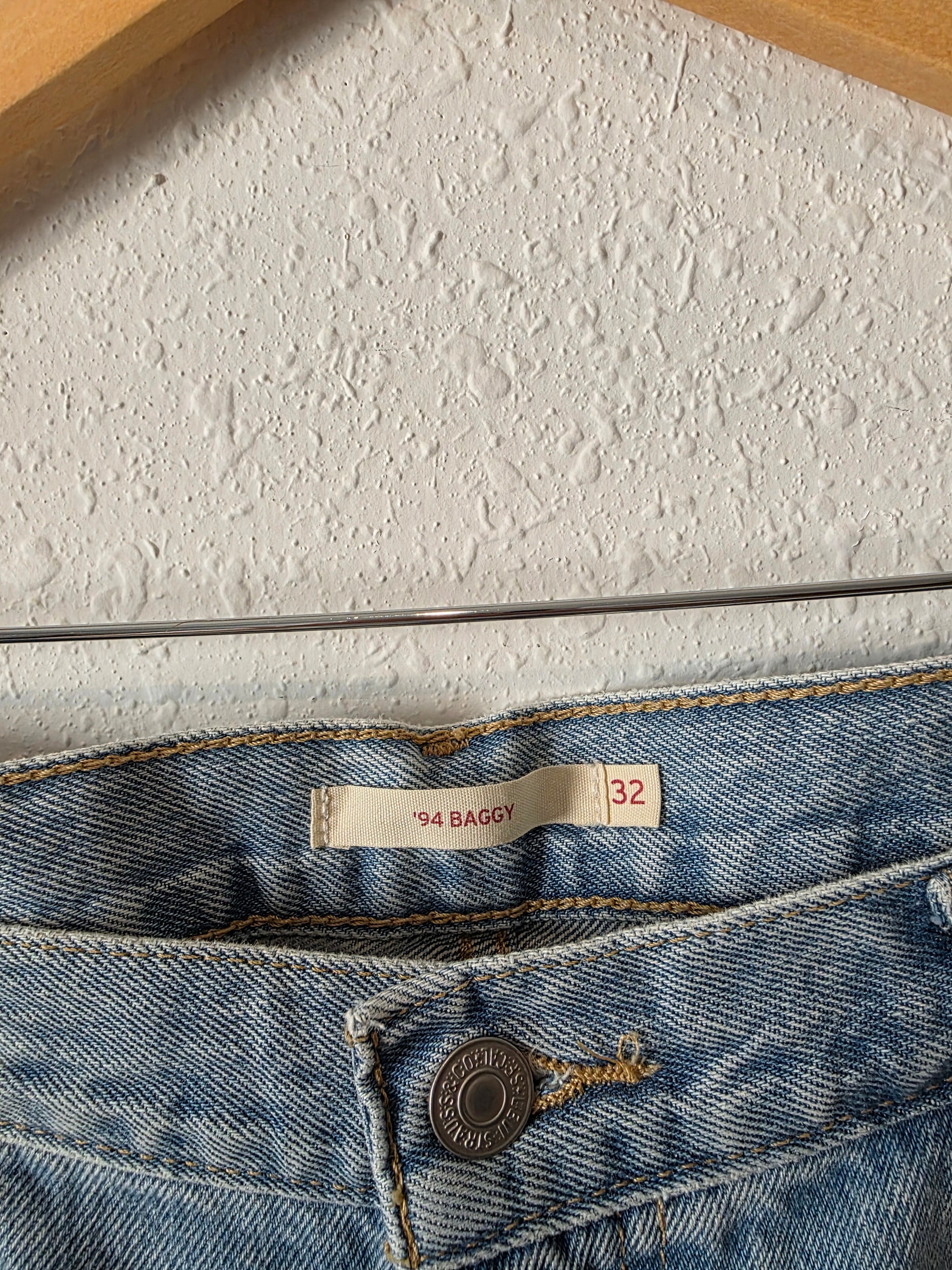 Levi's Light Wash Baggy Jeans (32)