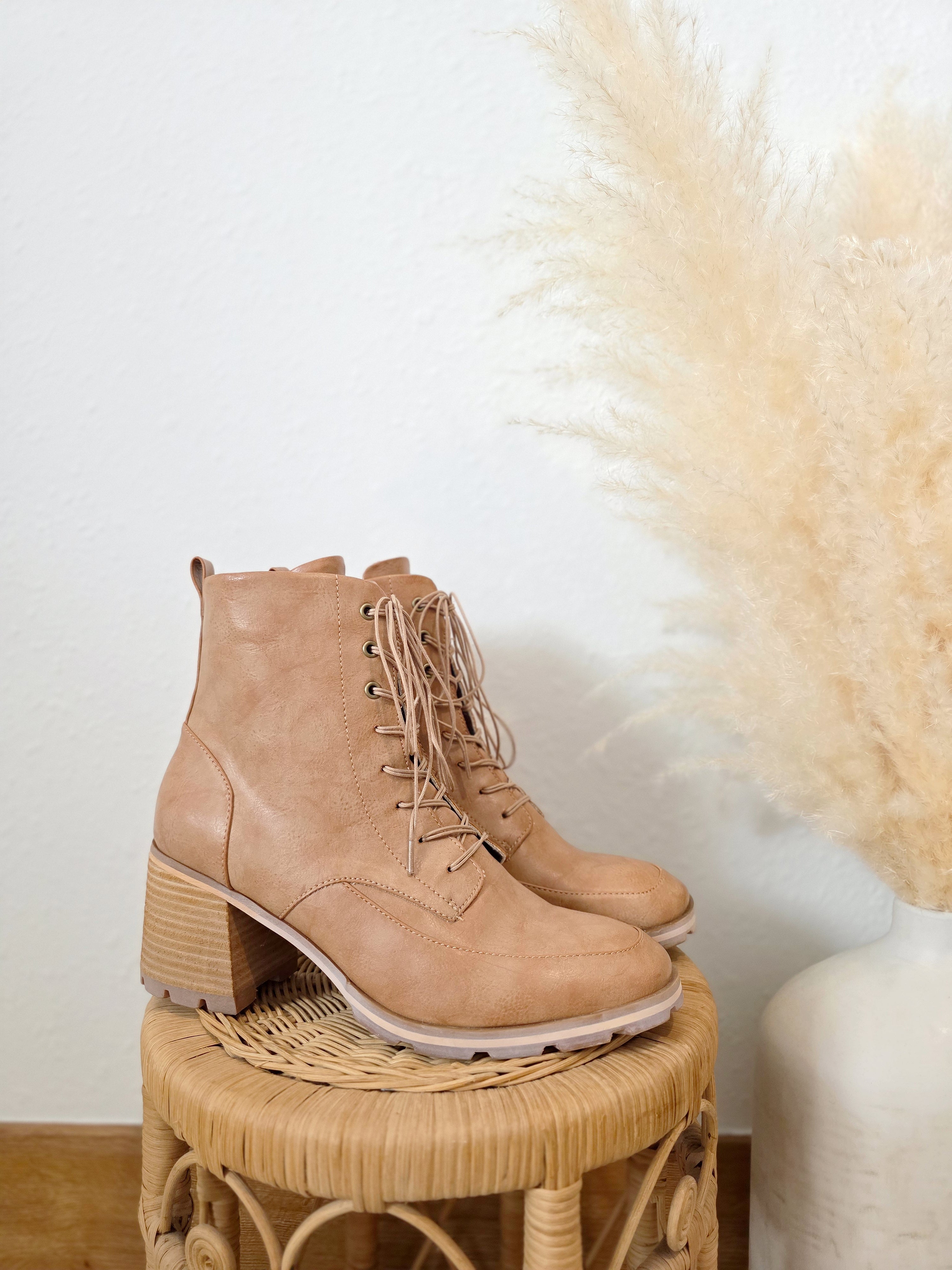 Korks Heeled Lace Up Boots (10)