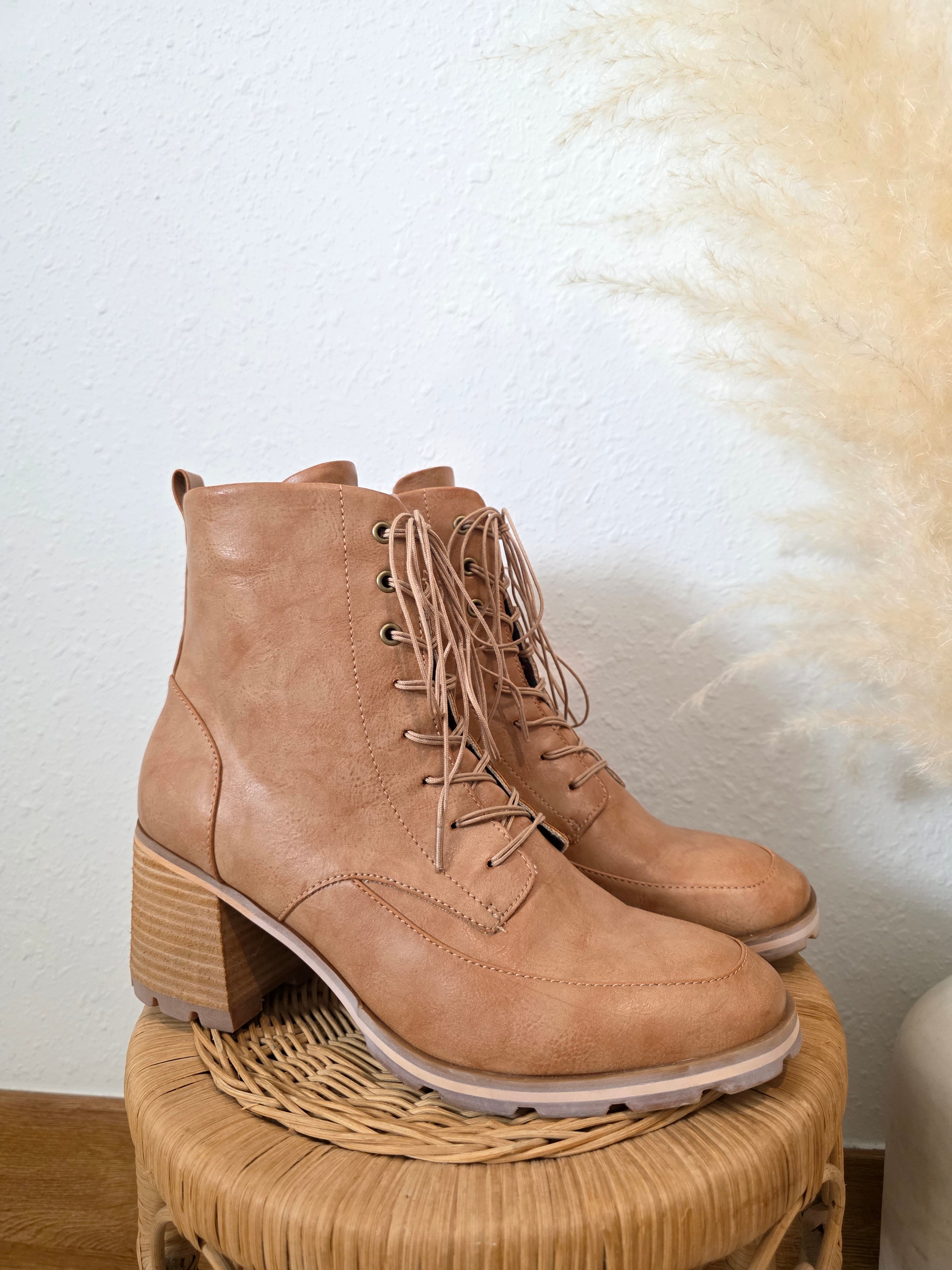 Korks Heeled Lace Up Boots (10)