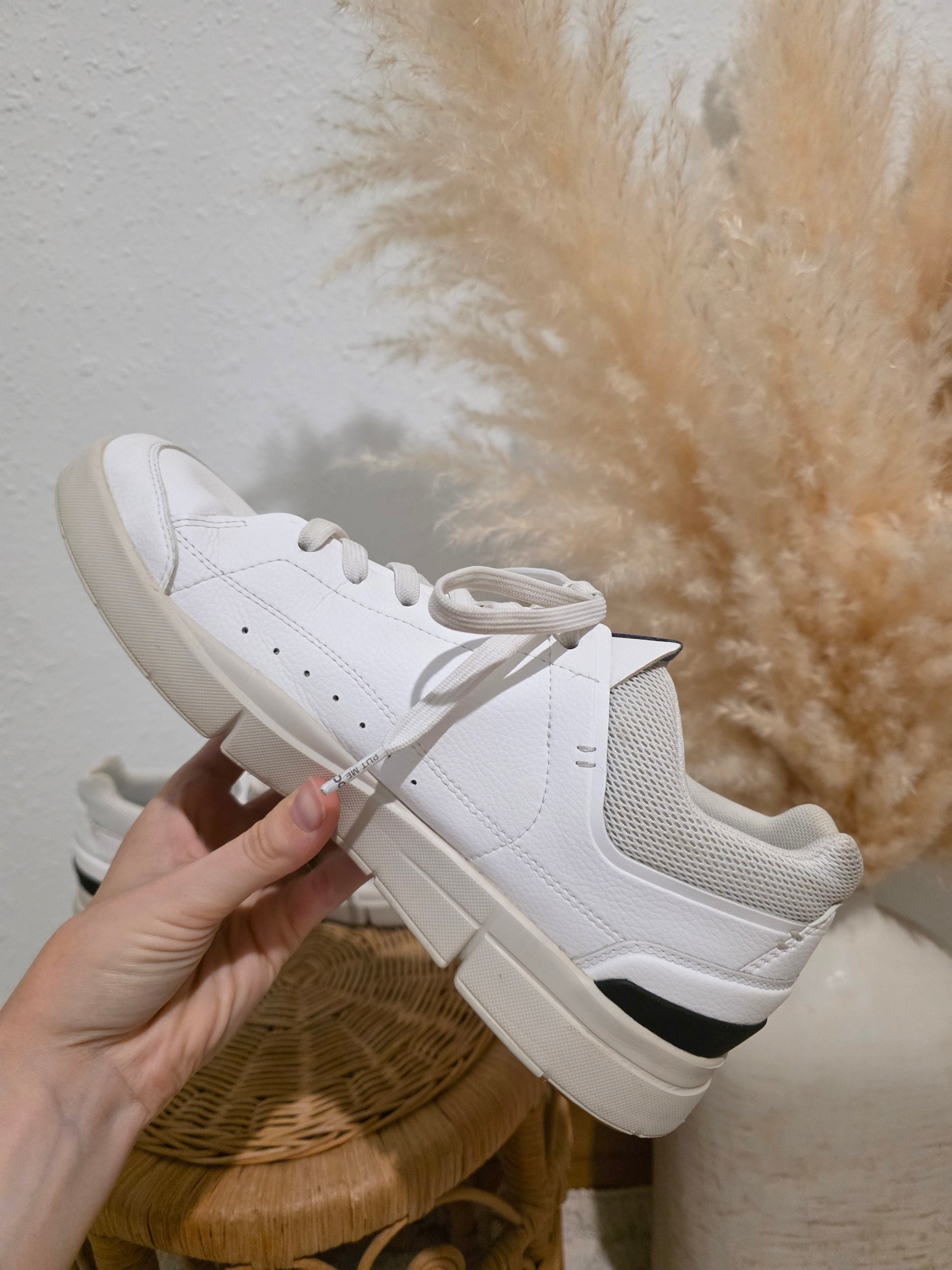 ON Cloud The Roger Sneakers (10)