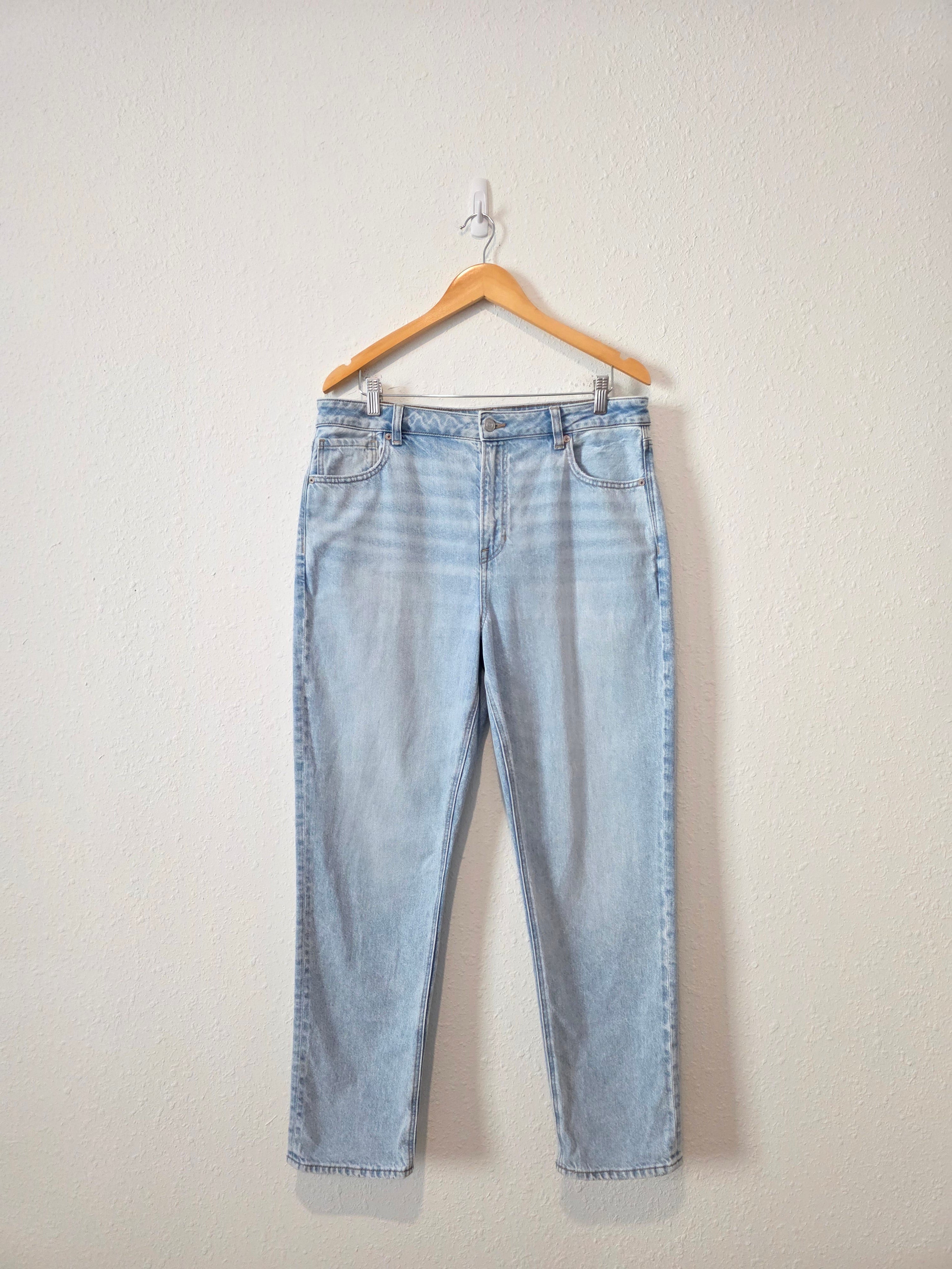 Light Wash Straight Mom Jeans (14)