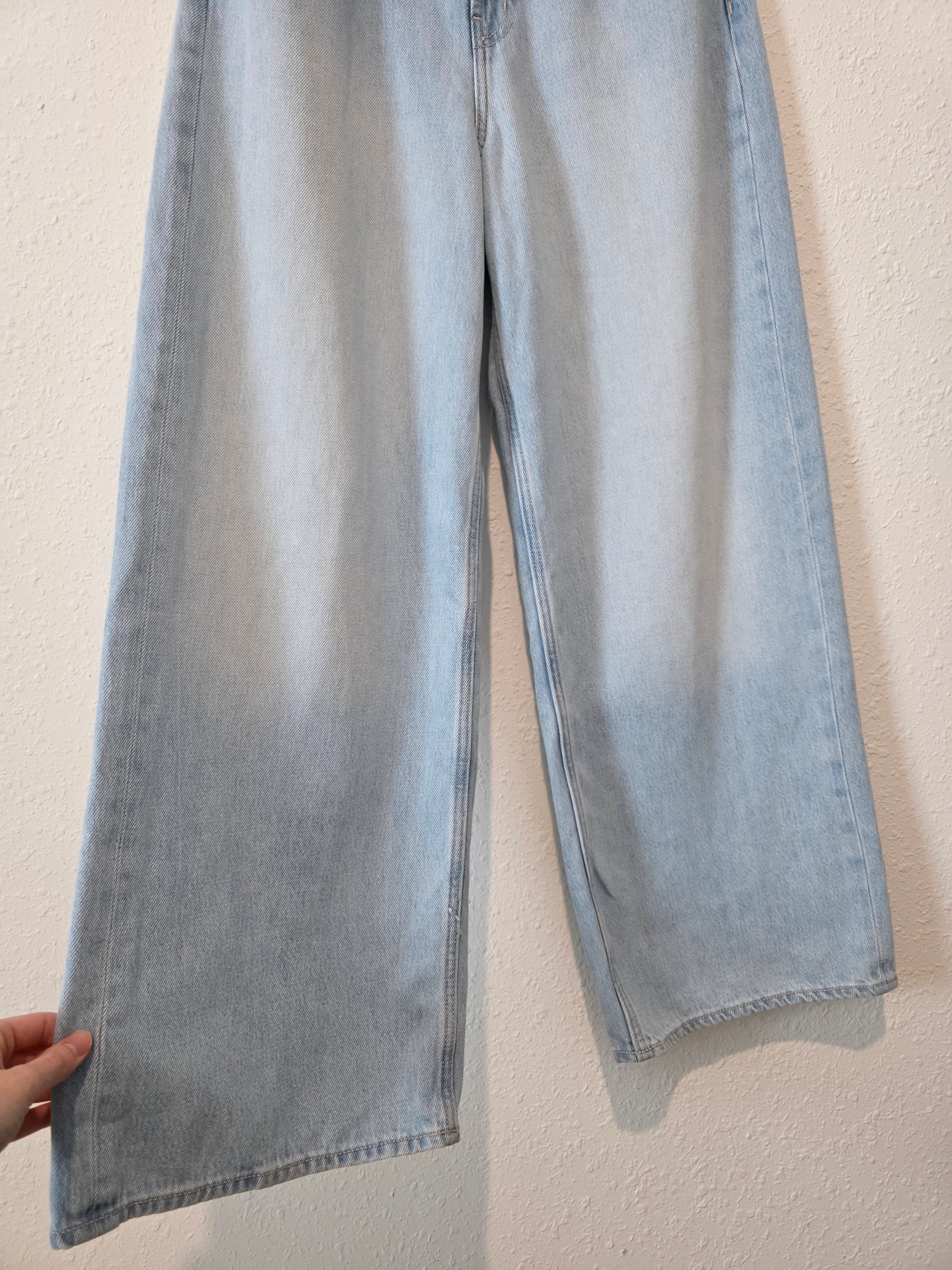 Light Wash Baggy Wide Leg Jeans (4)
