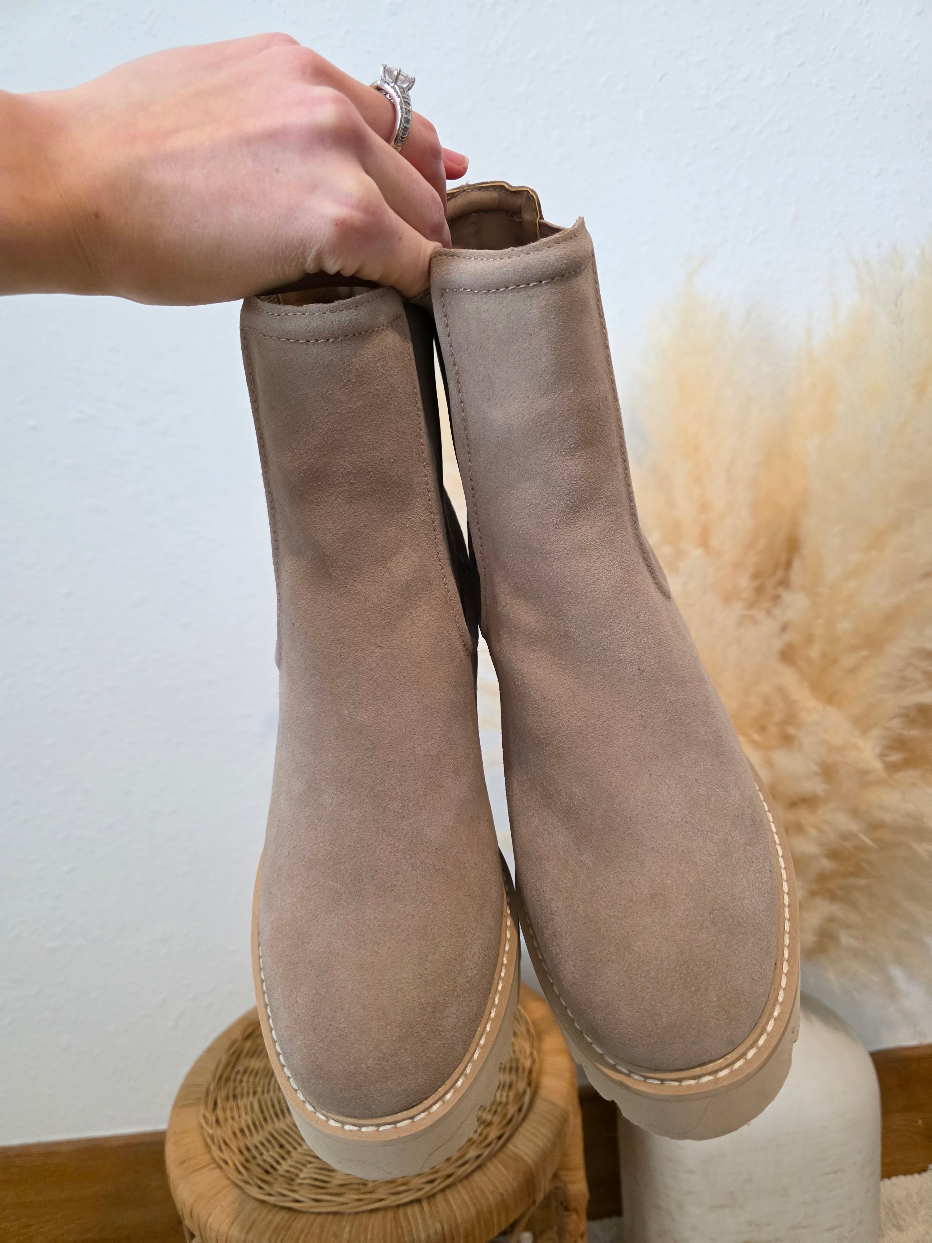 Dolce Vita Heeled Chelsea Boots (8.5)