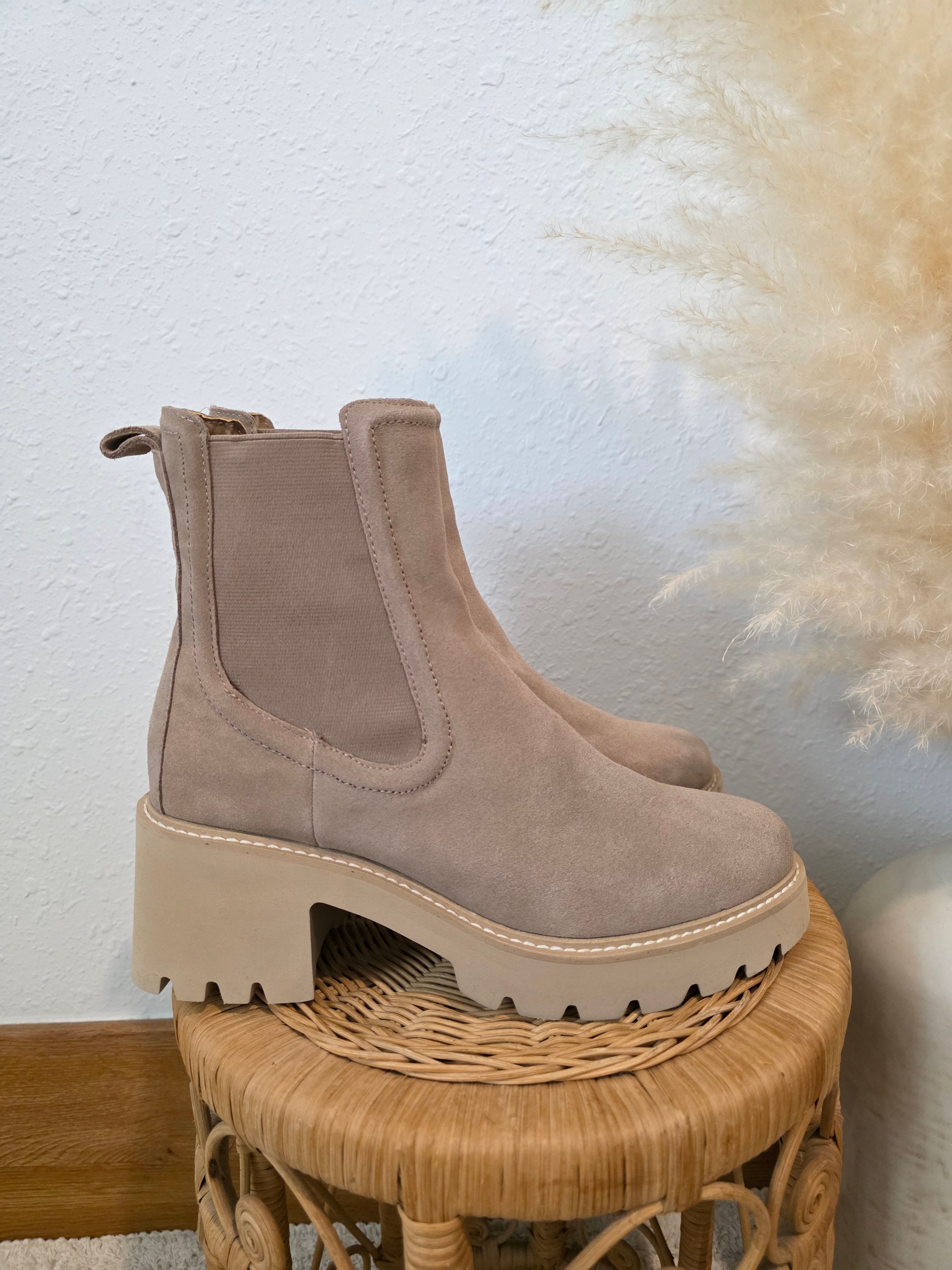 Dolce Vita Heeled Chelsea Boots (8.5)