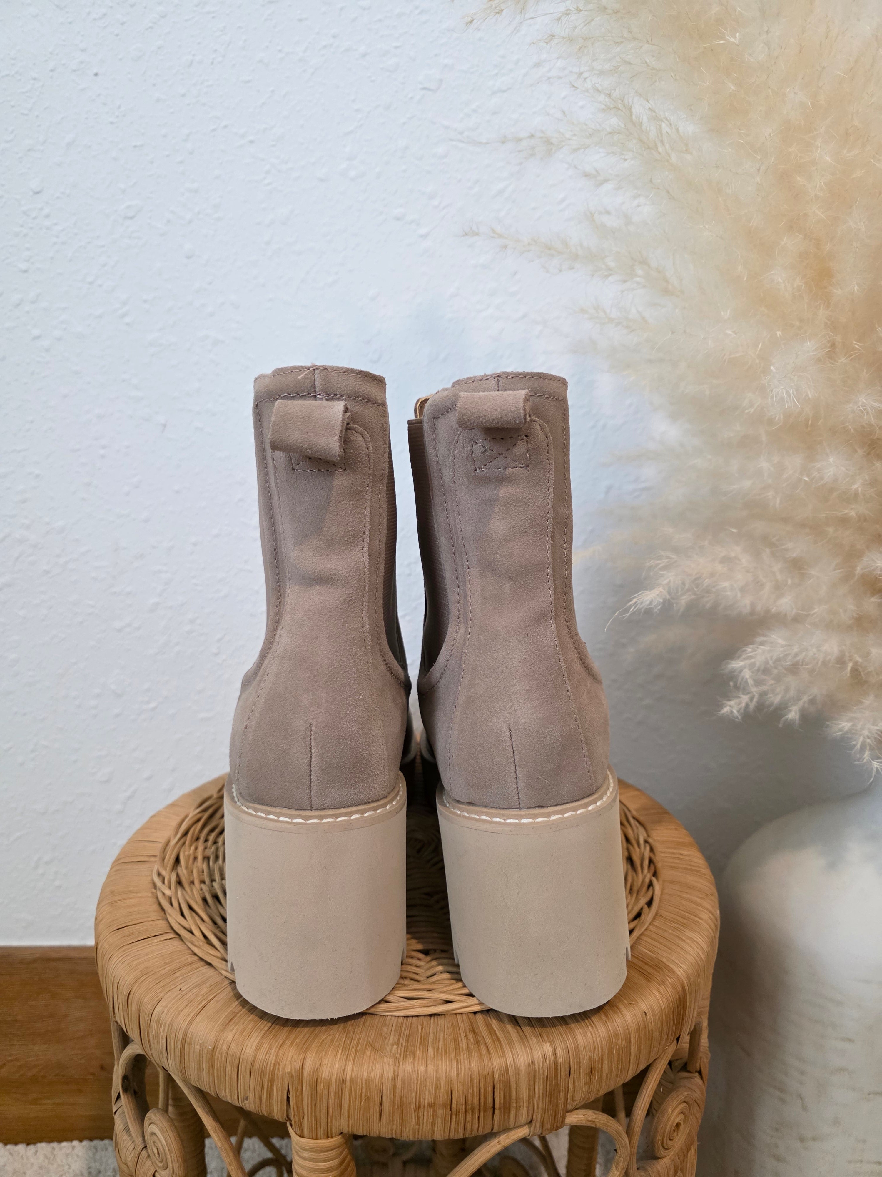 Dolce Vita Heeled Chelsea Boots (8.5)