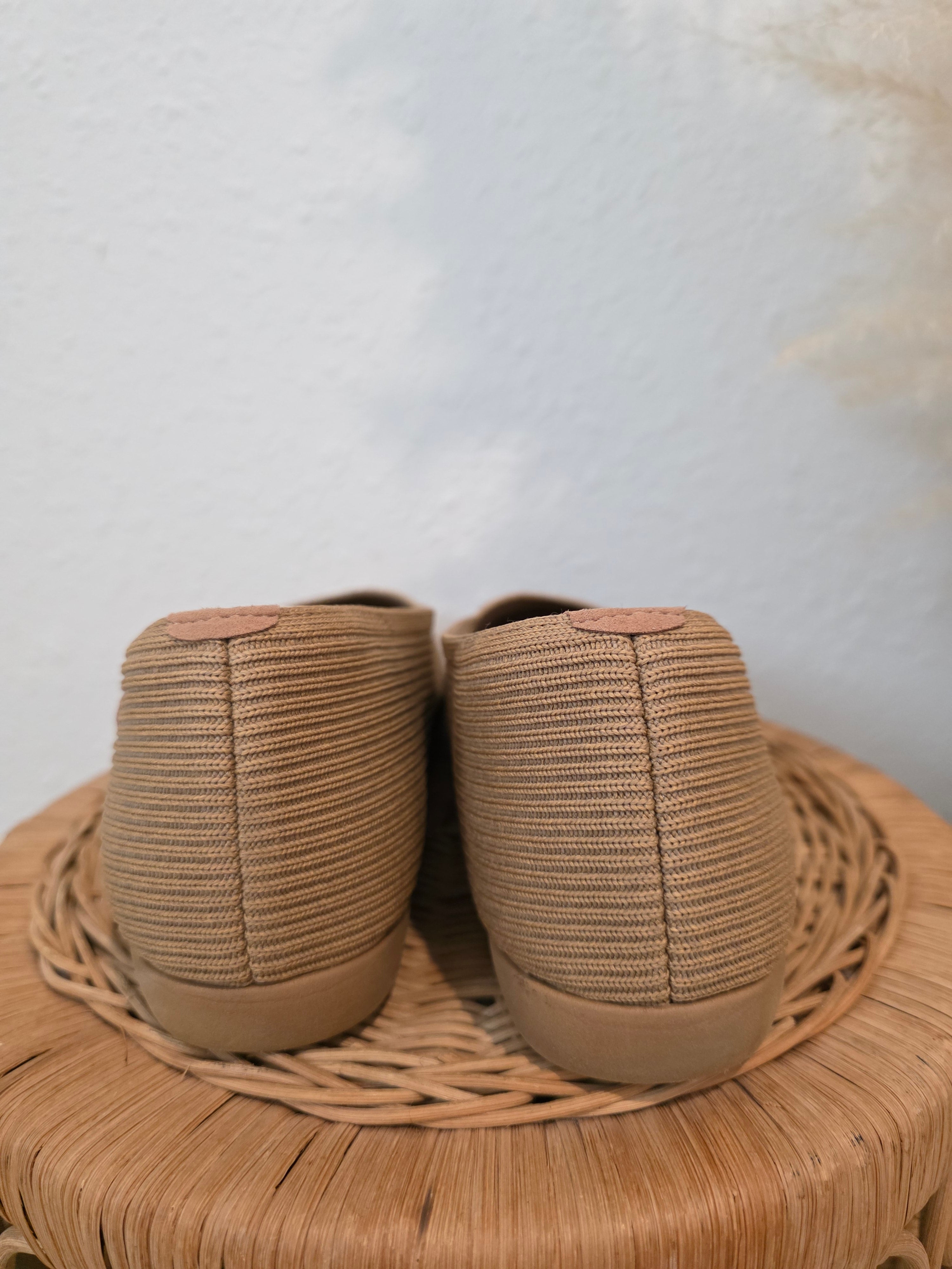 Vivaia Square Toe Rib Flats (10.5)
