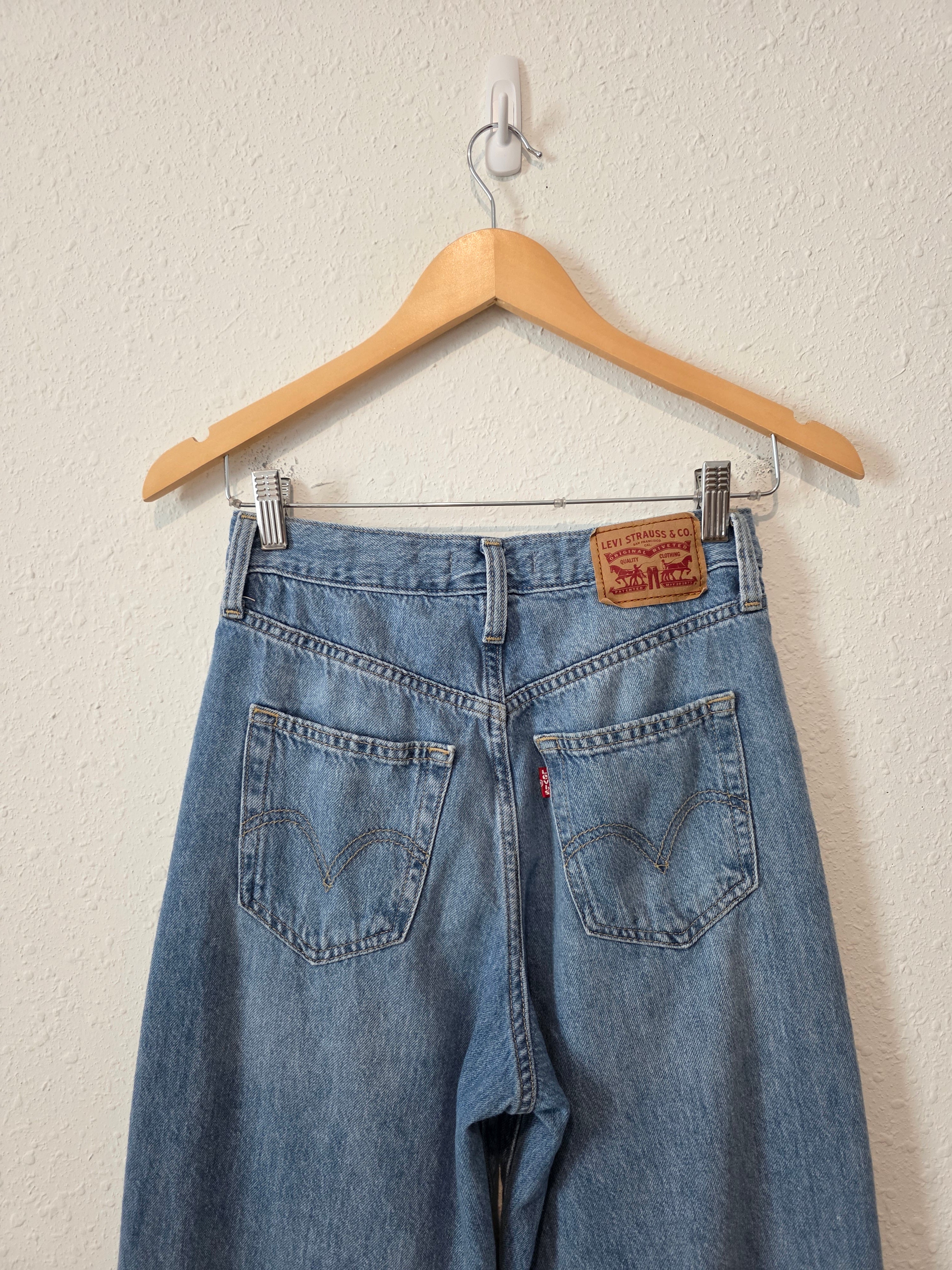 Levi's High Waisted Straight Jeans (25)