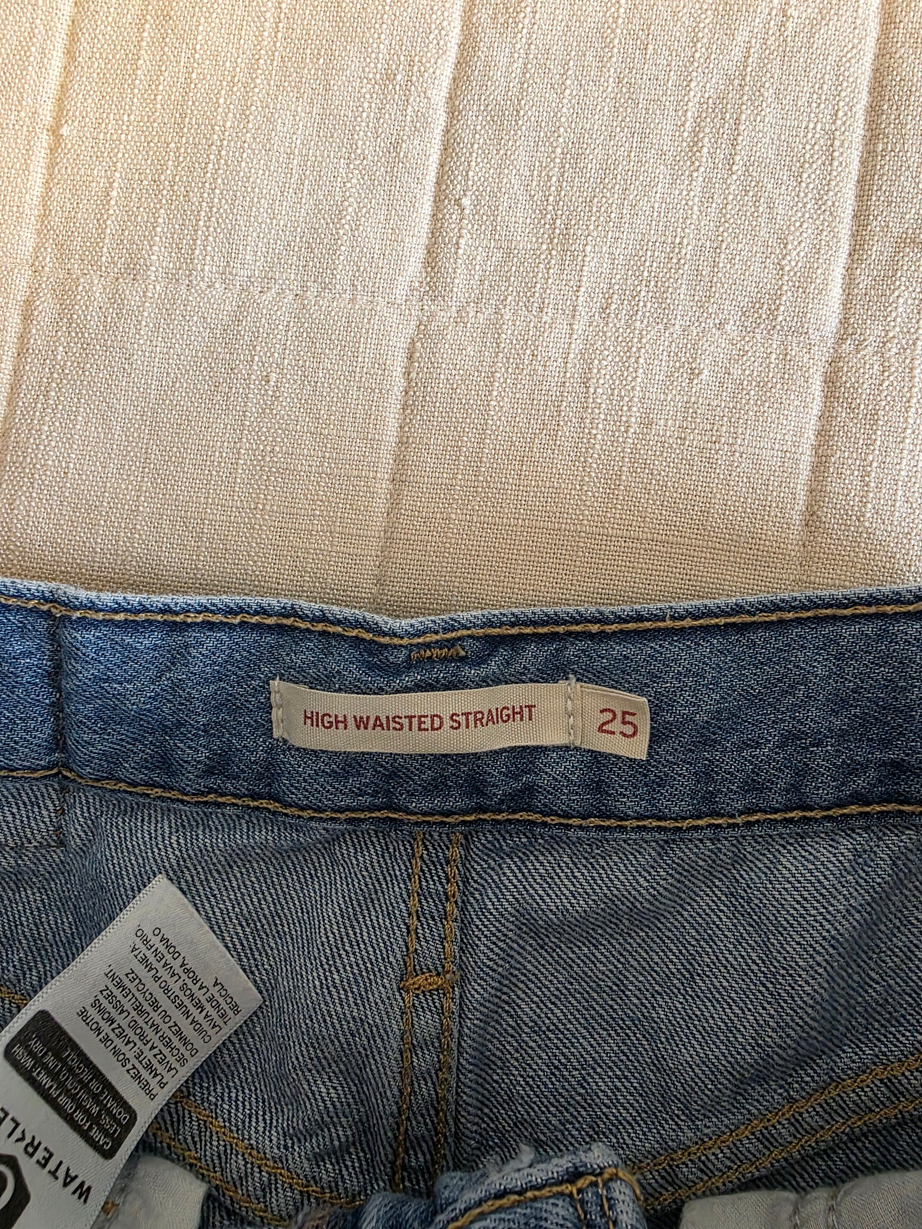 Levi's High Waisted Straight Jeans (25)