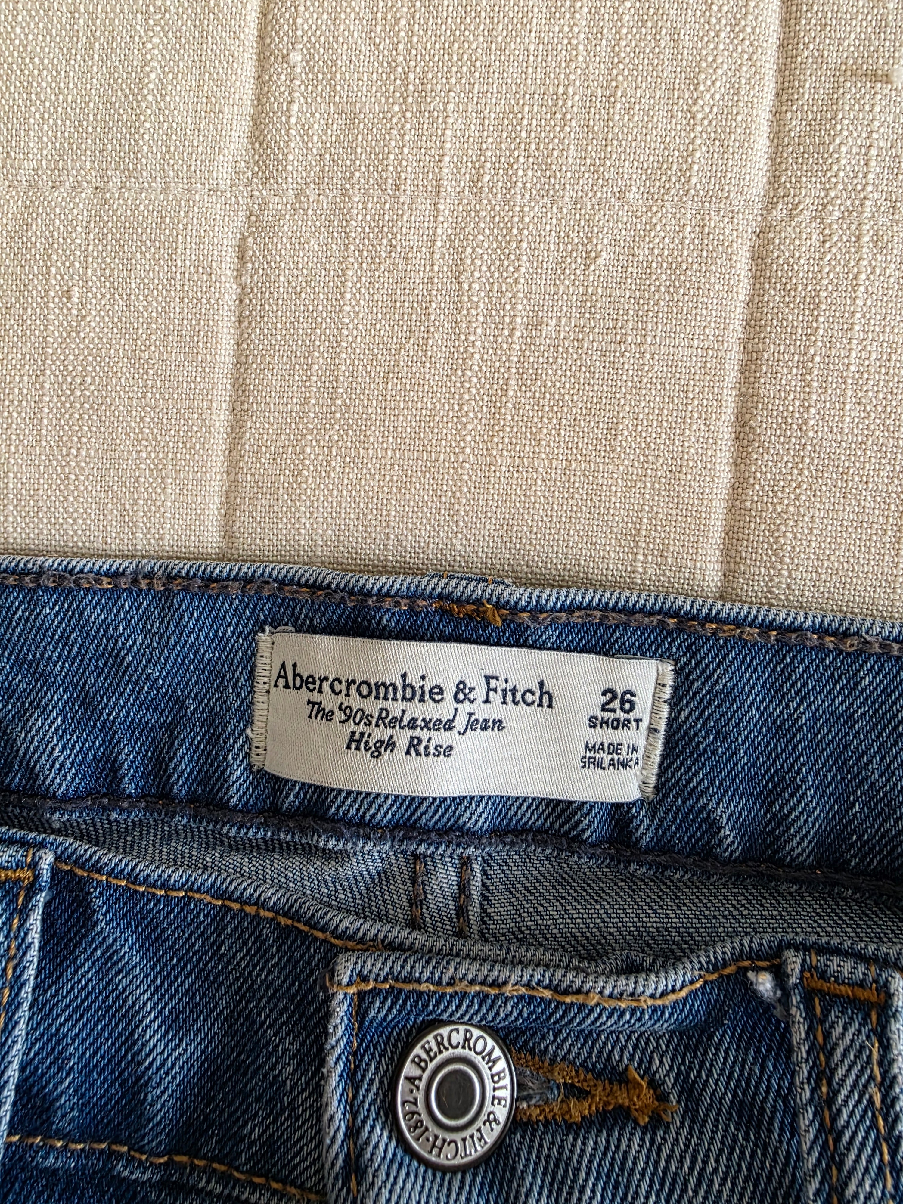 Abercrombie 90s Relaxed Jeans (26 short)
