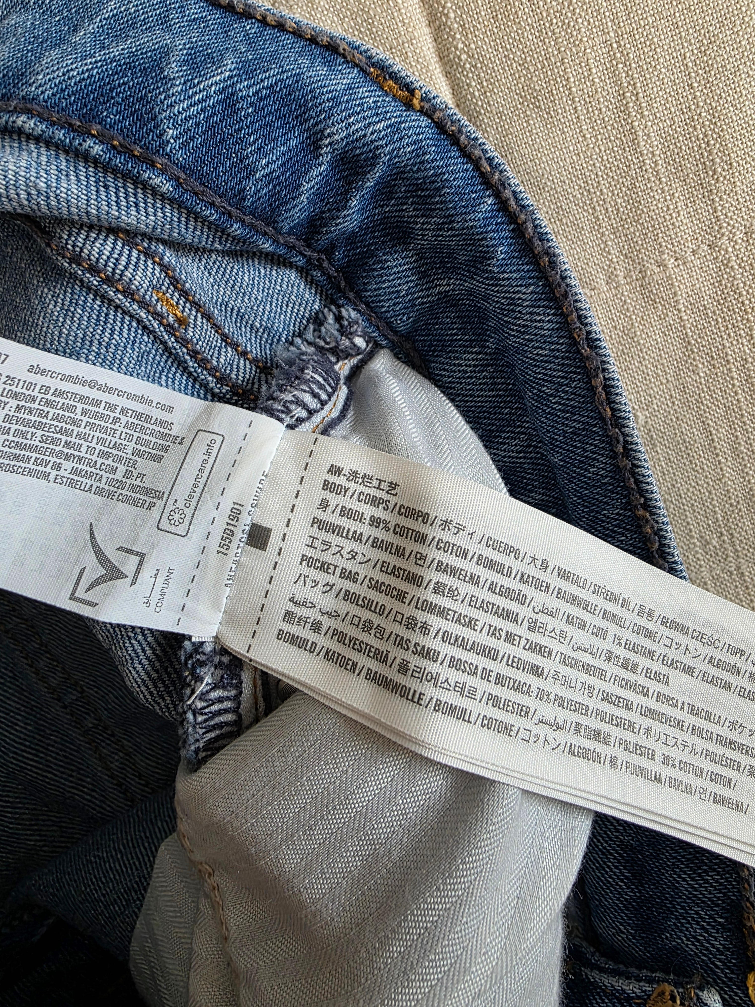 Abercrombie 90s Relaxed Jeans (26 short)