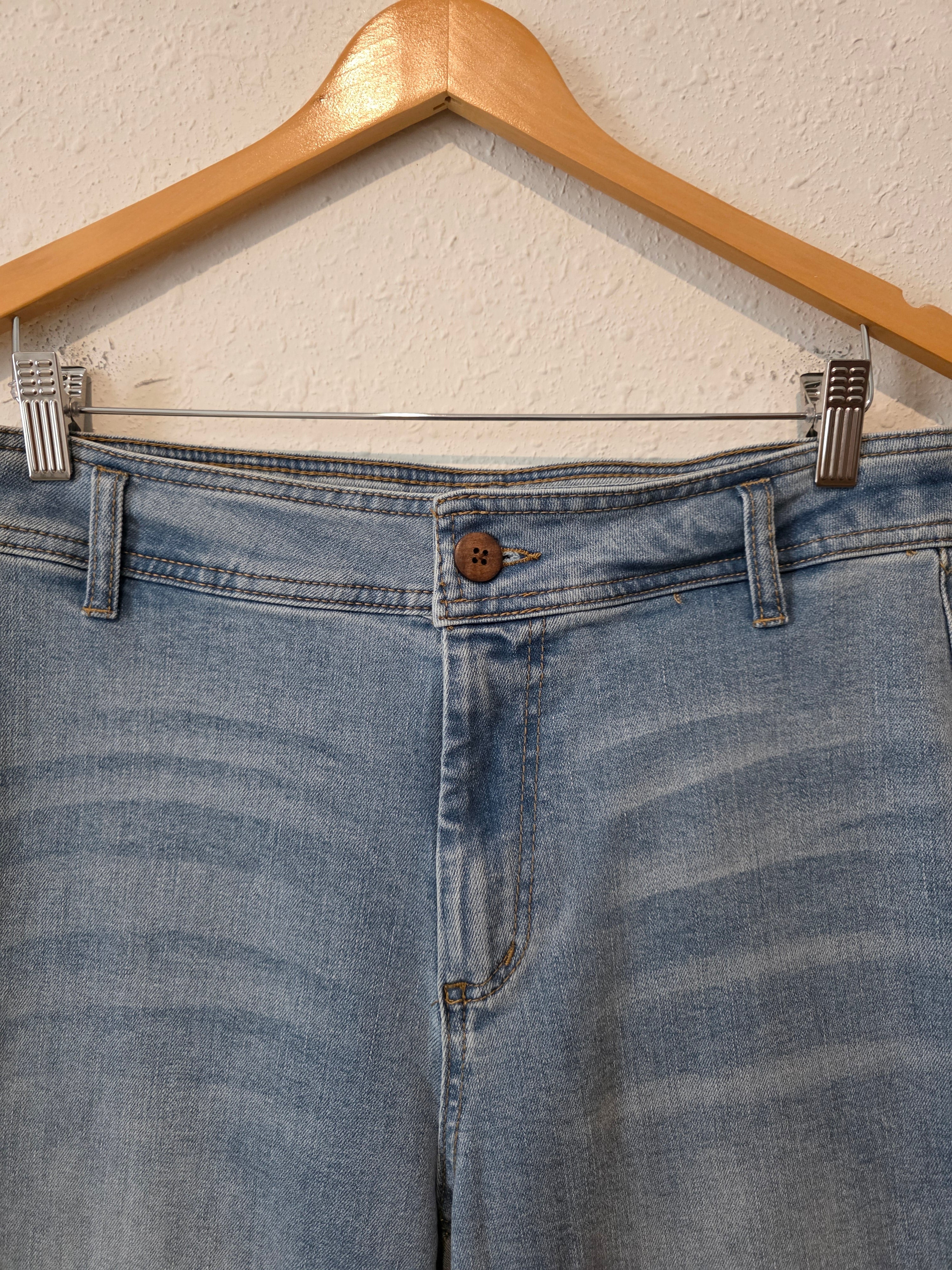 Oat Light Wash Wide Leg Jeans (10/30)