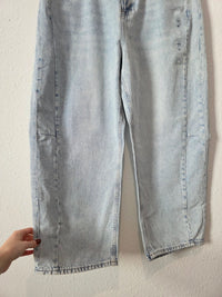 NEW Light Wash Barrel Jeans (18)