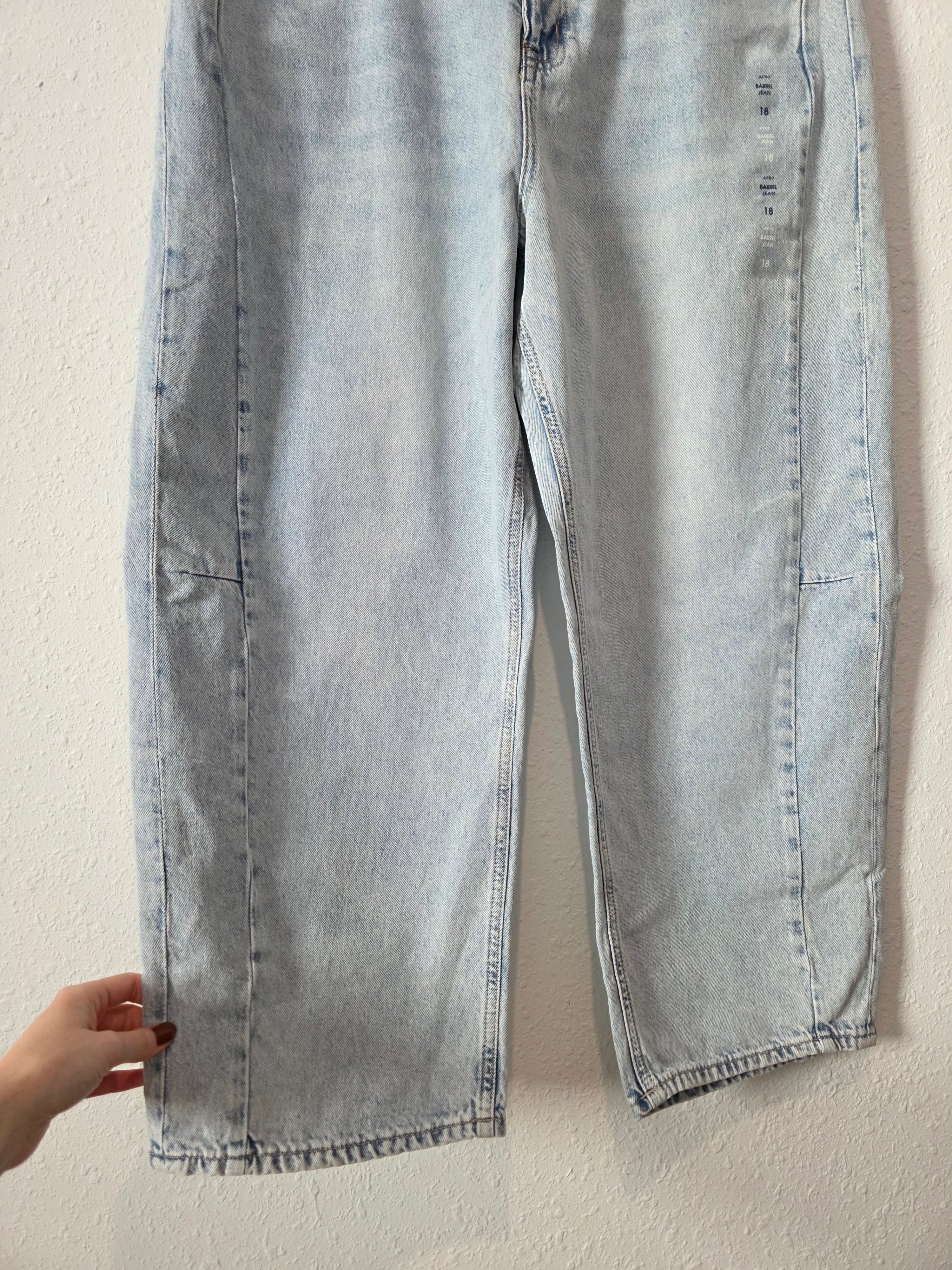 NEW Light Wash Barrel Jeans (18)