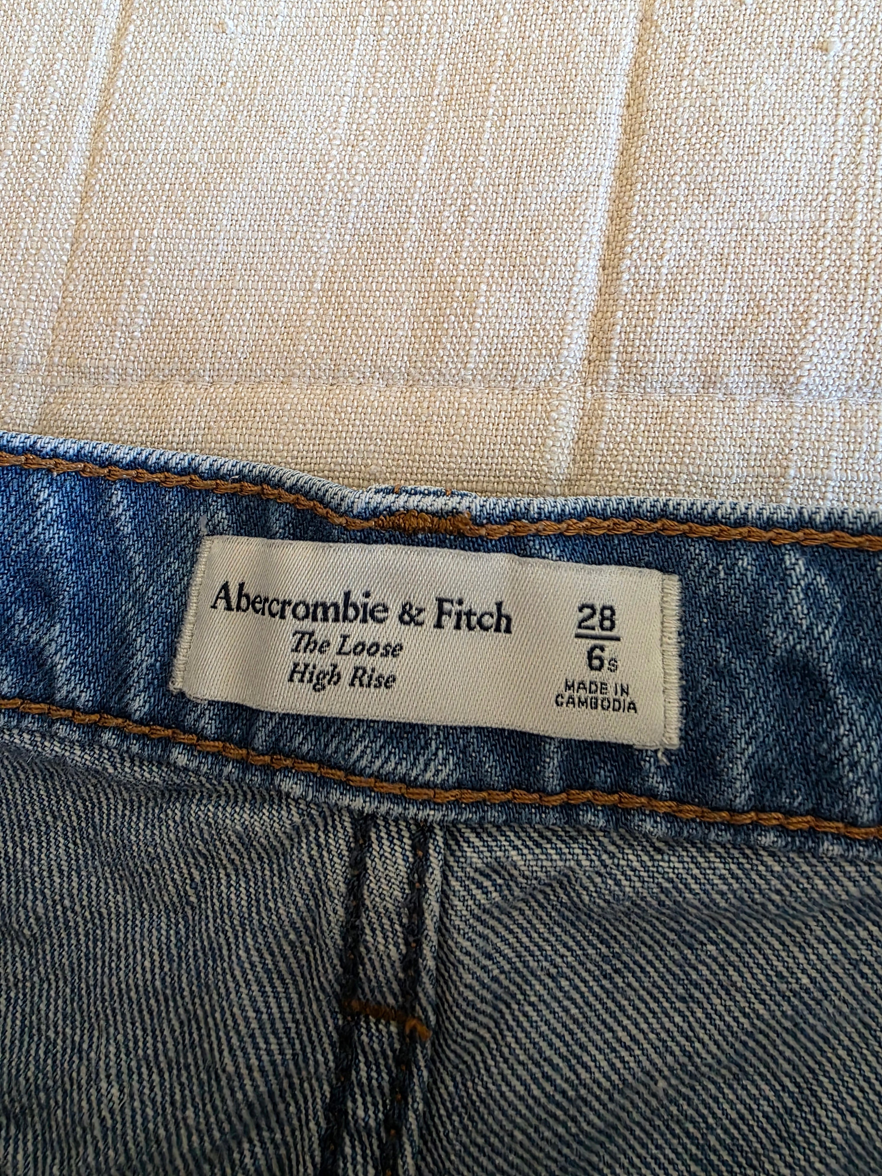 Abercrombie High Rise Loose Jeans (28/6 short)