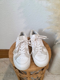ON Cloud Roger Sneakers (7.5)
