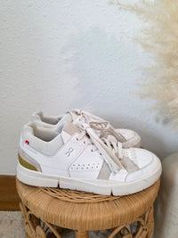 ON Cloud Roger Sneakers (7.5)