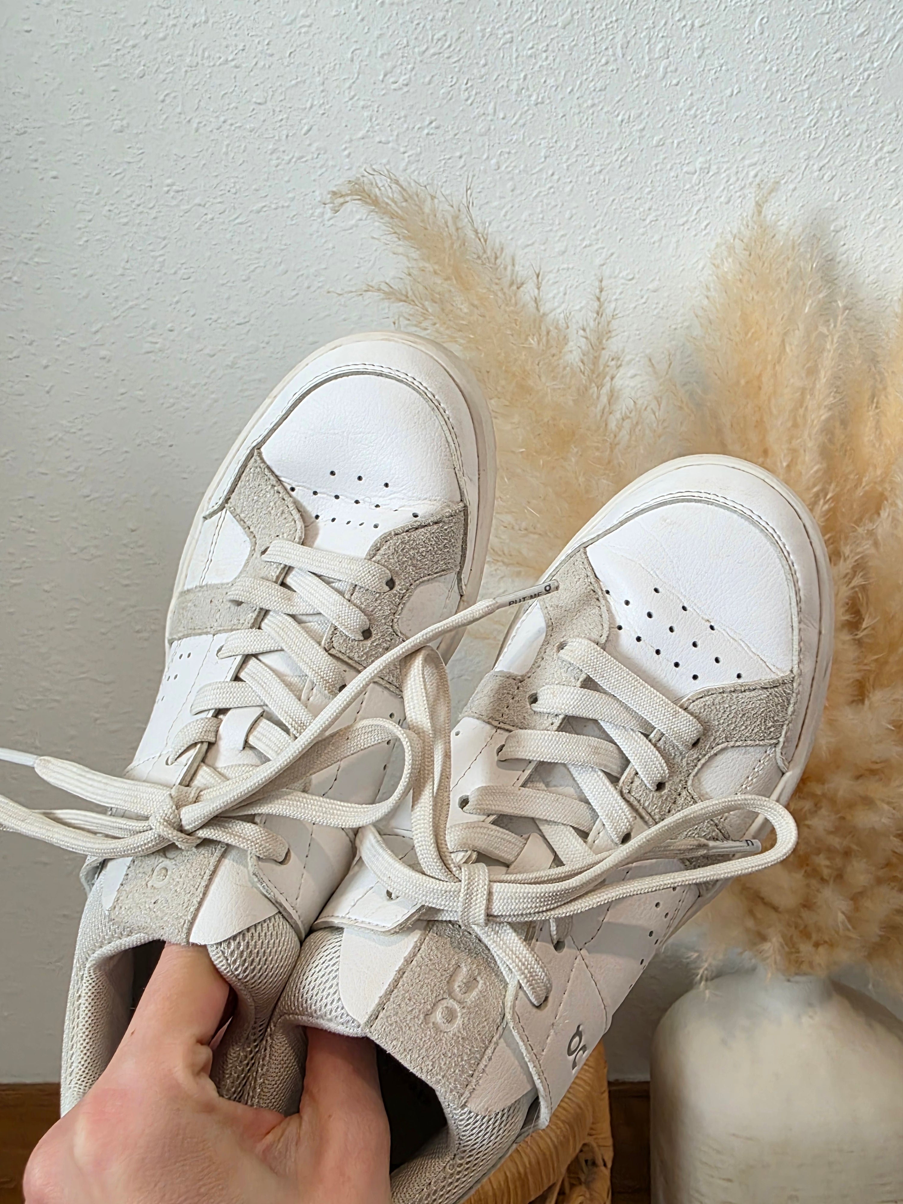 ON Cloud Roger Sneakers (7.5)