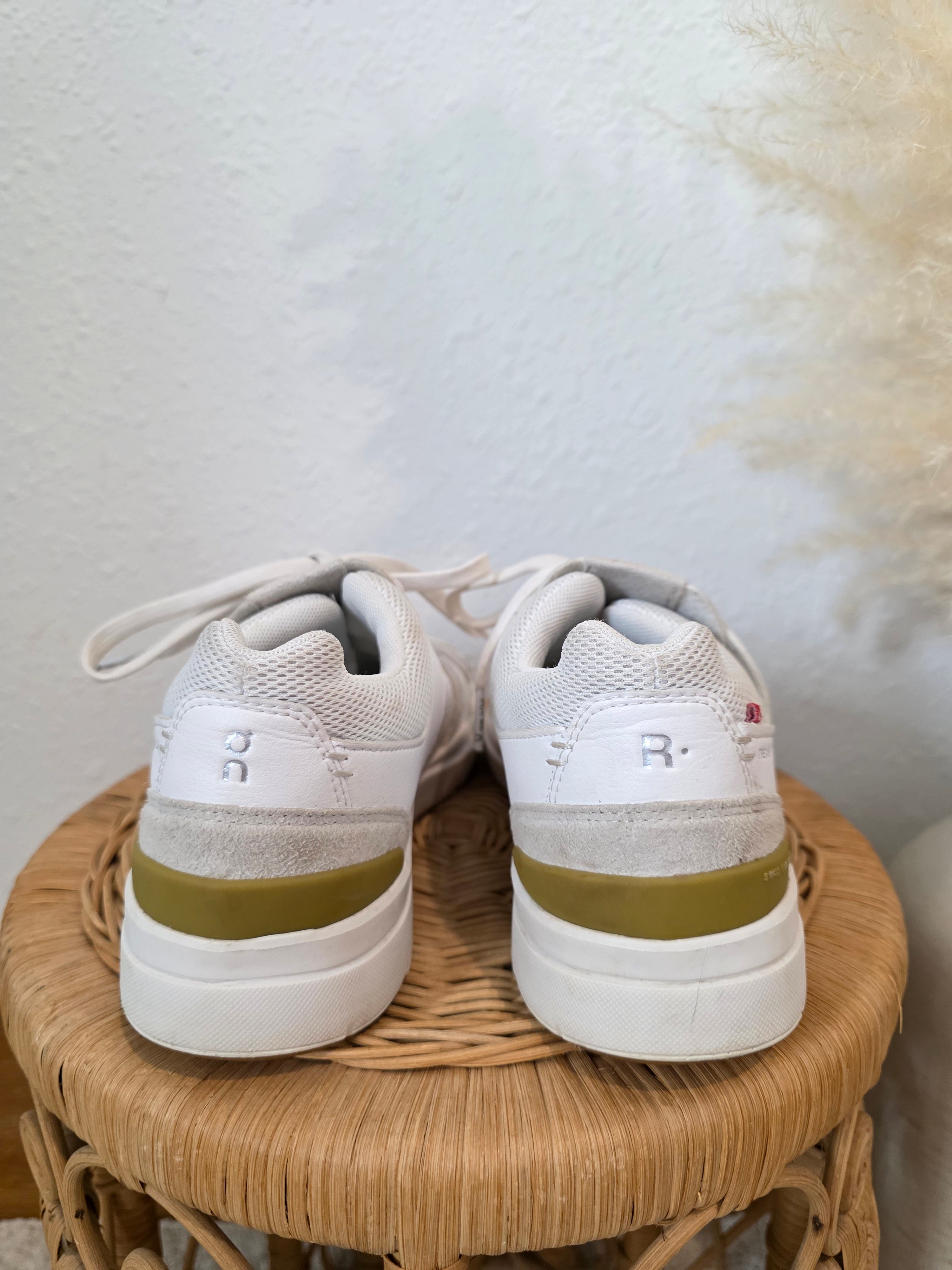 ON Cloud Roger Sneakers (7.5)